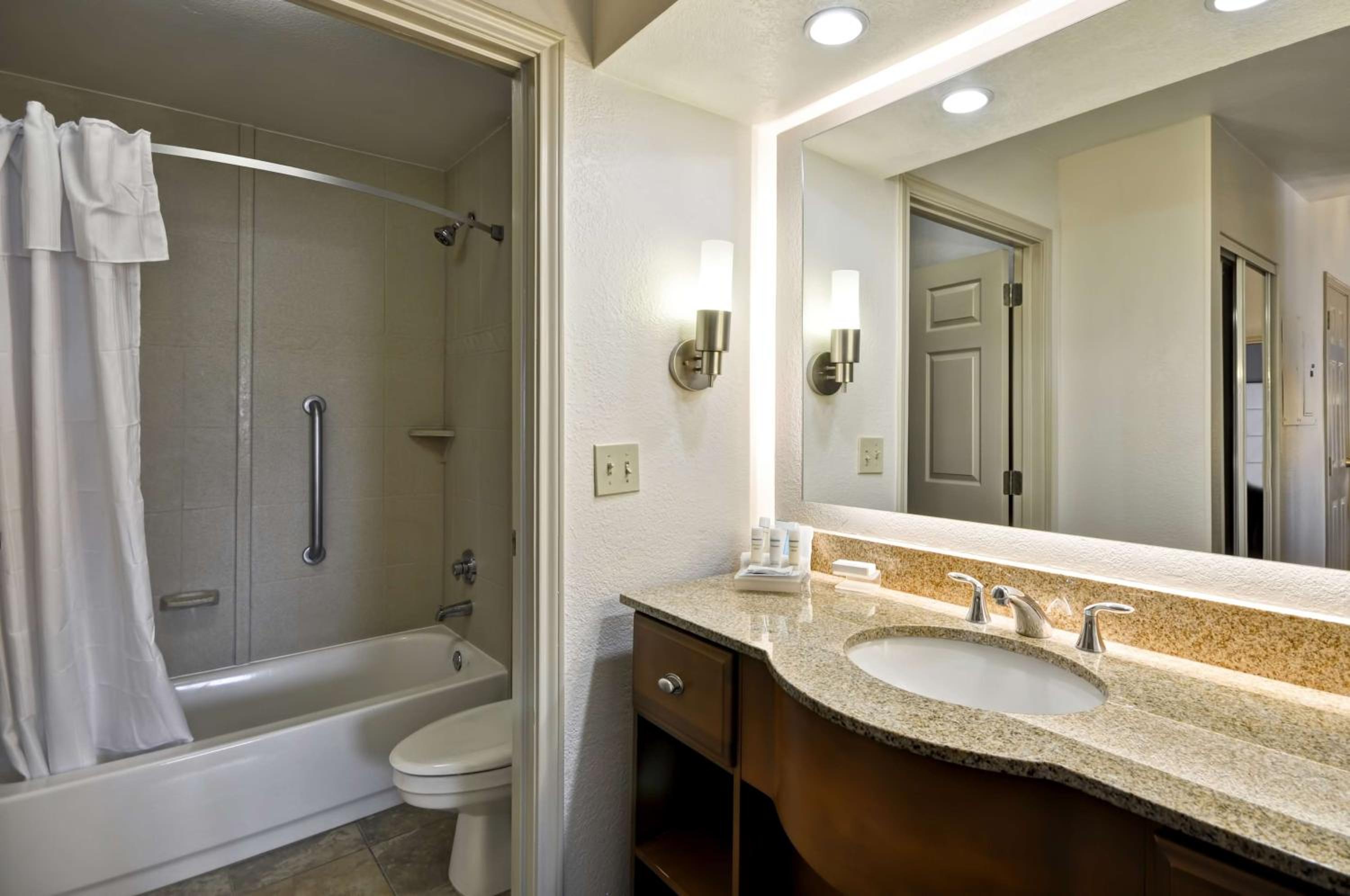 One-Bedroom Suite with Two Double Beds - Non-Smoking - Photo 2