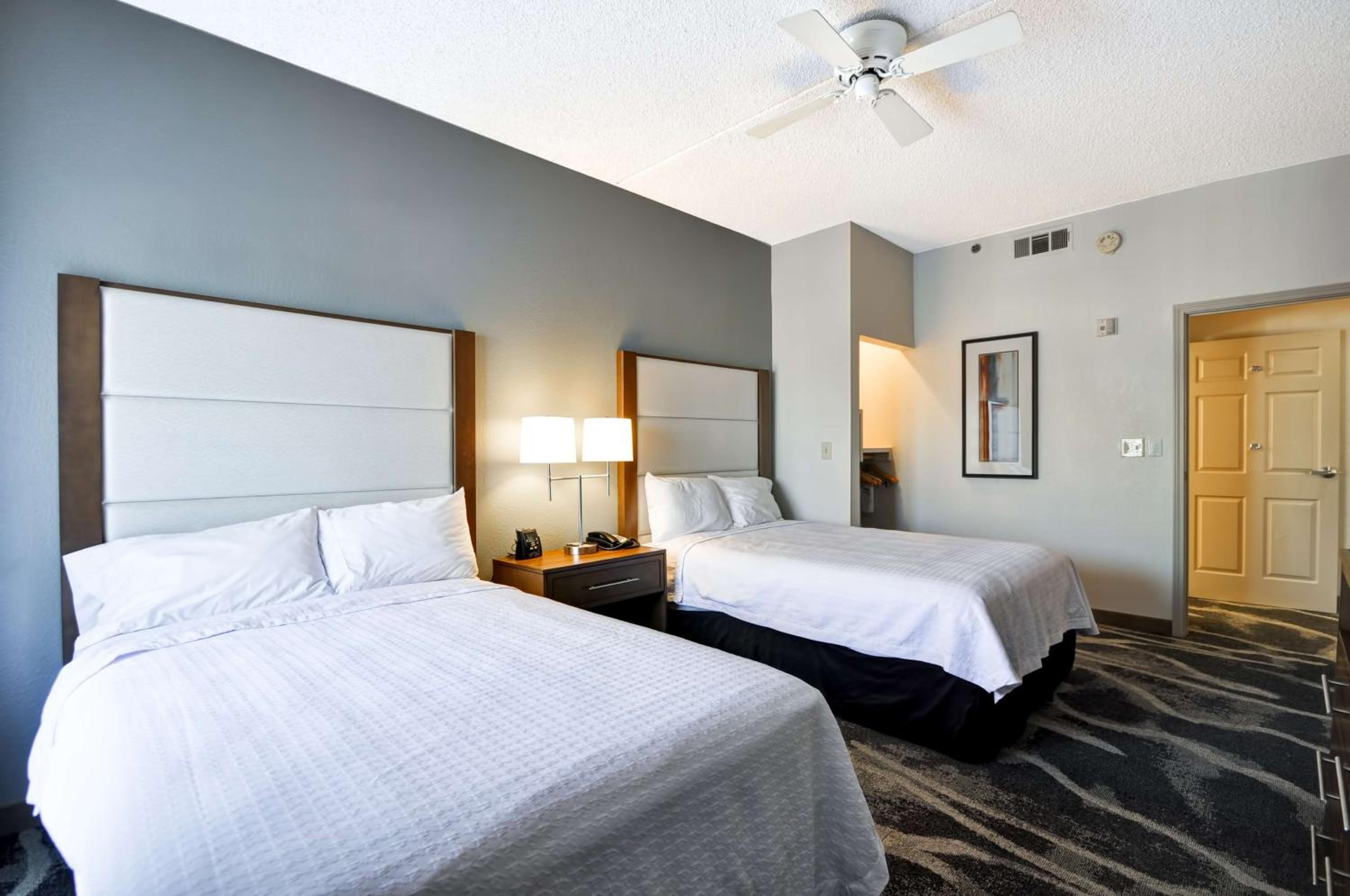 Two-Bedroom Suite with One King And Two Double Beds - Non-Smoking - Photo 3