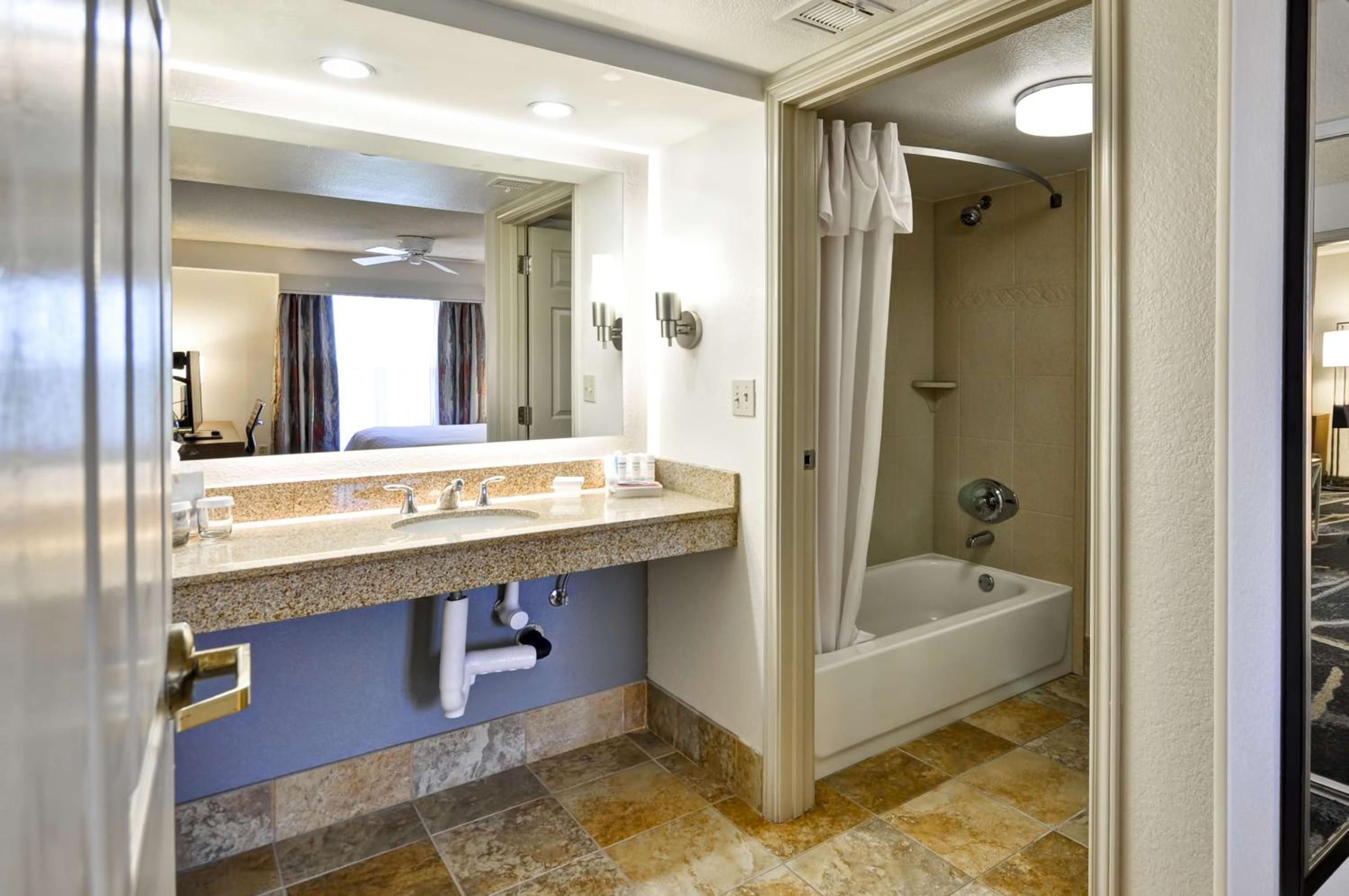 Two-Bedroom Suite with One King And Two Double Beds - Non-Smoking - Photo 5