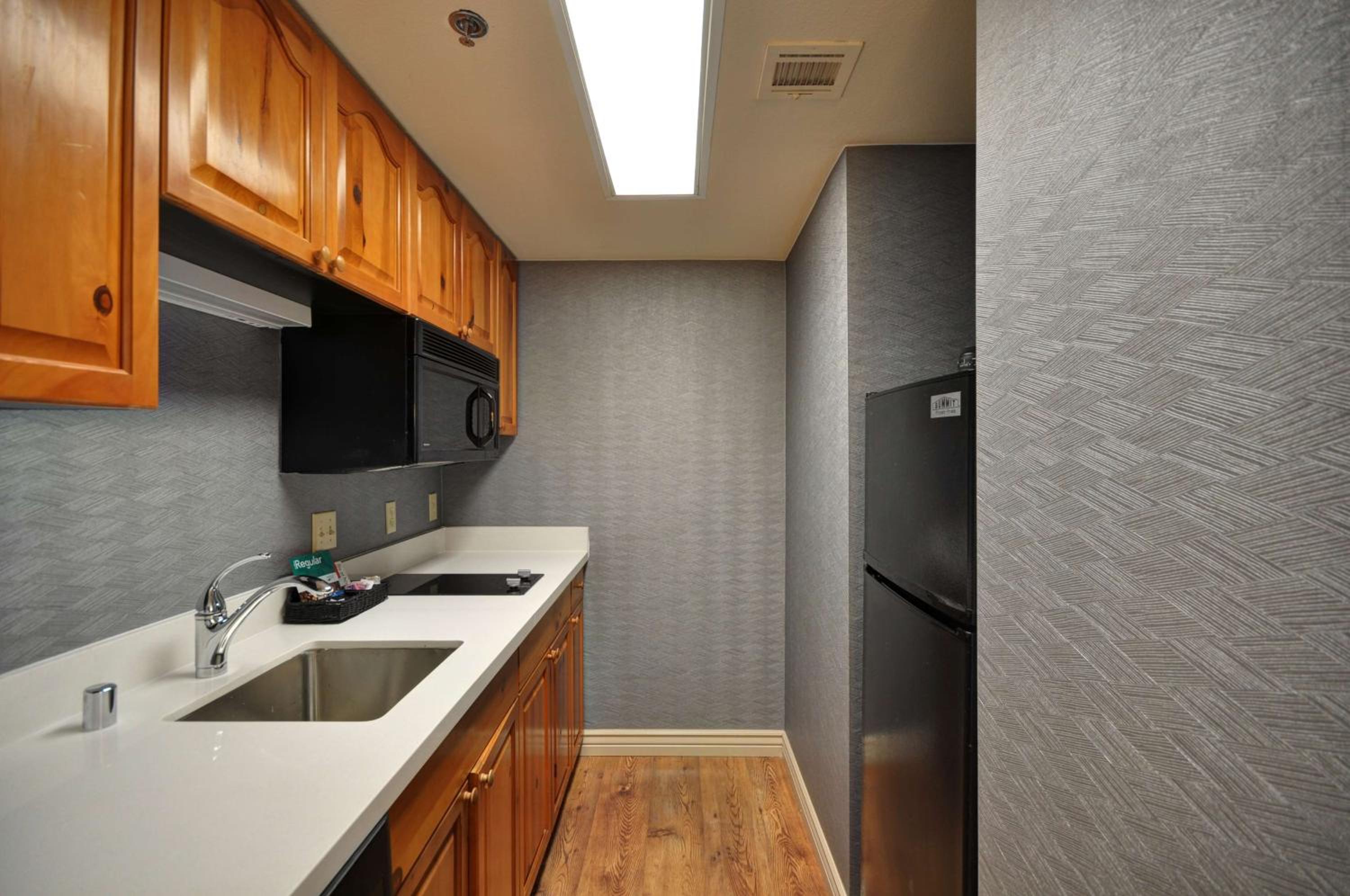 King Suite with Accessible Tub - Mobility and Hearing Access/Non-Smoking - Photo 3