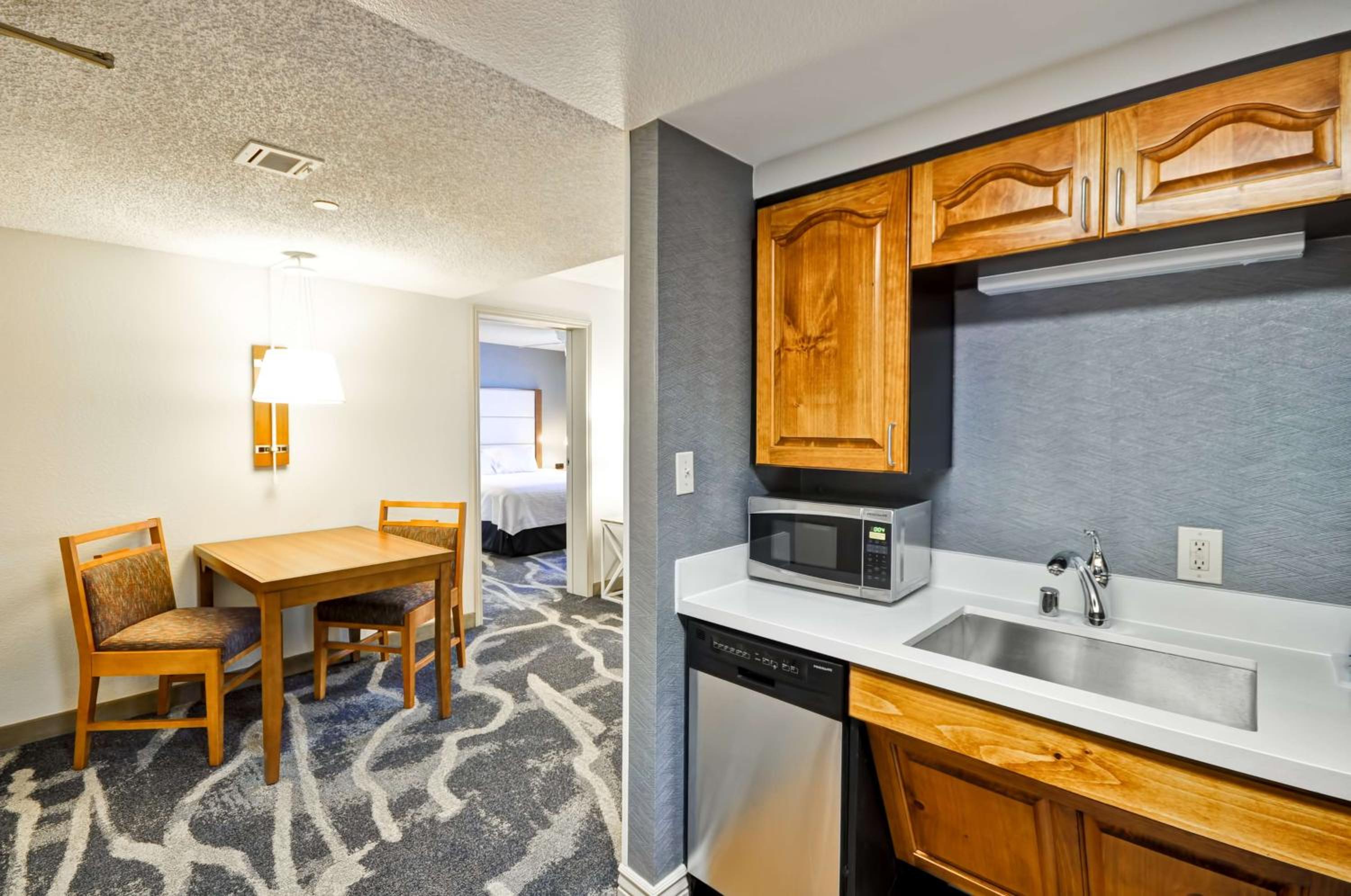 Two-Bedroom Suite with One King And Two Double Beds - Non-Smoking - Photo 4