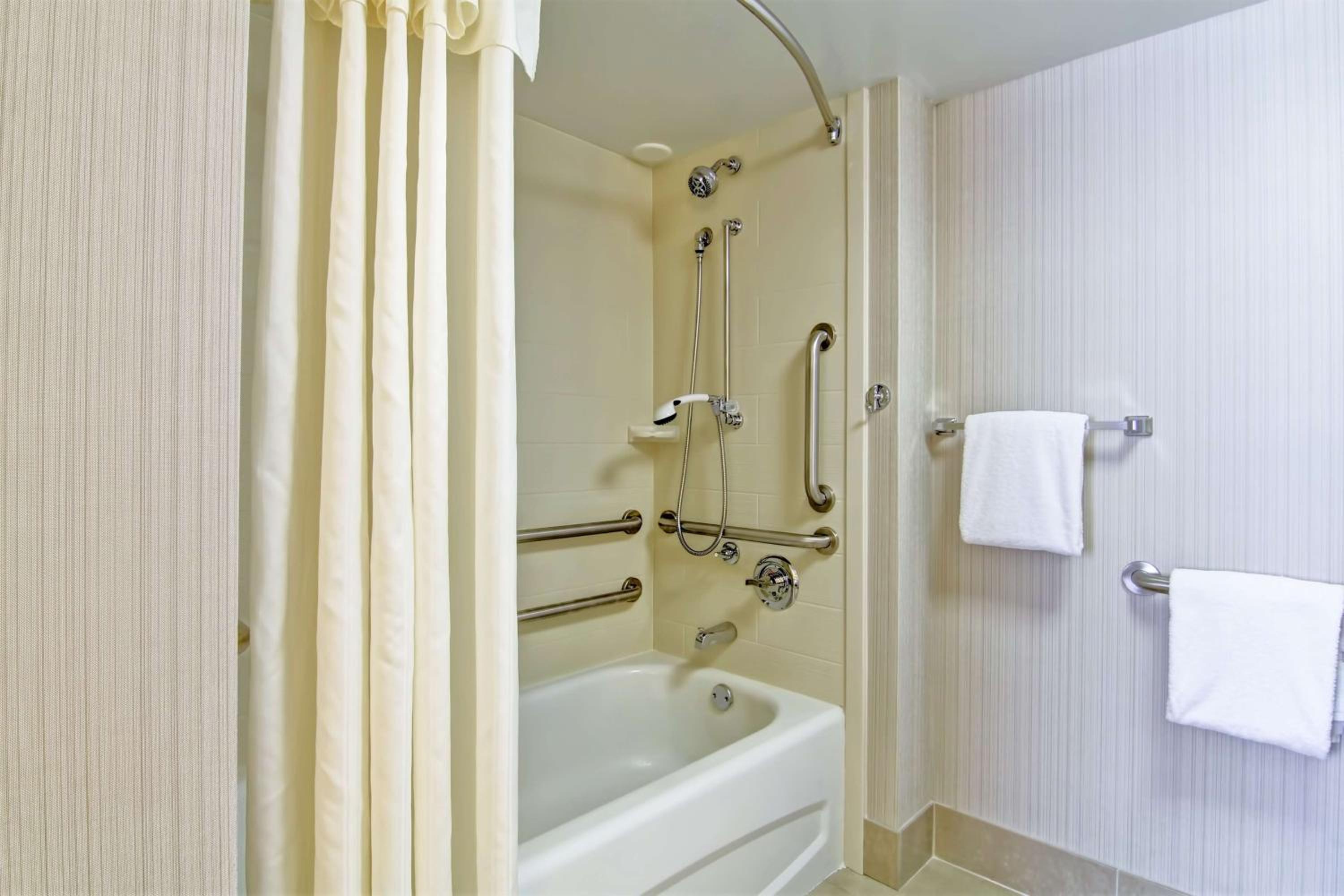 King Suite - Mobility Access/Non-Smoking - Photo 2