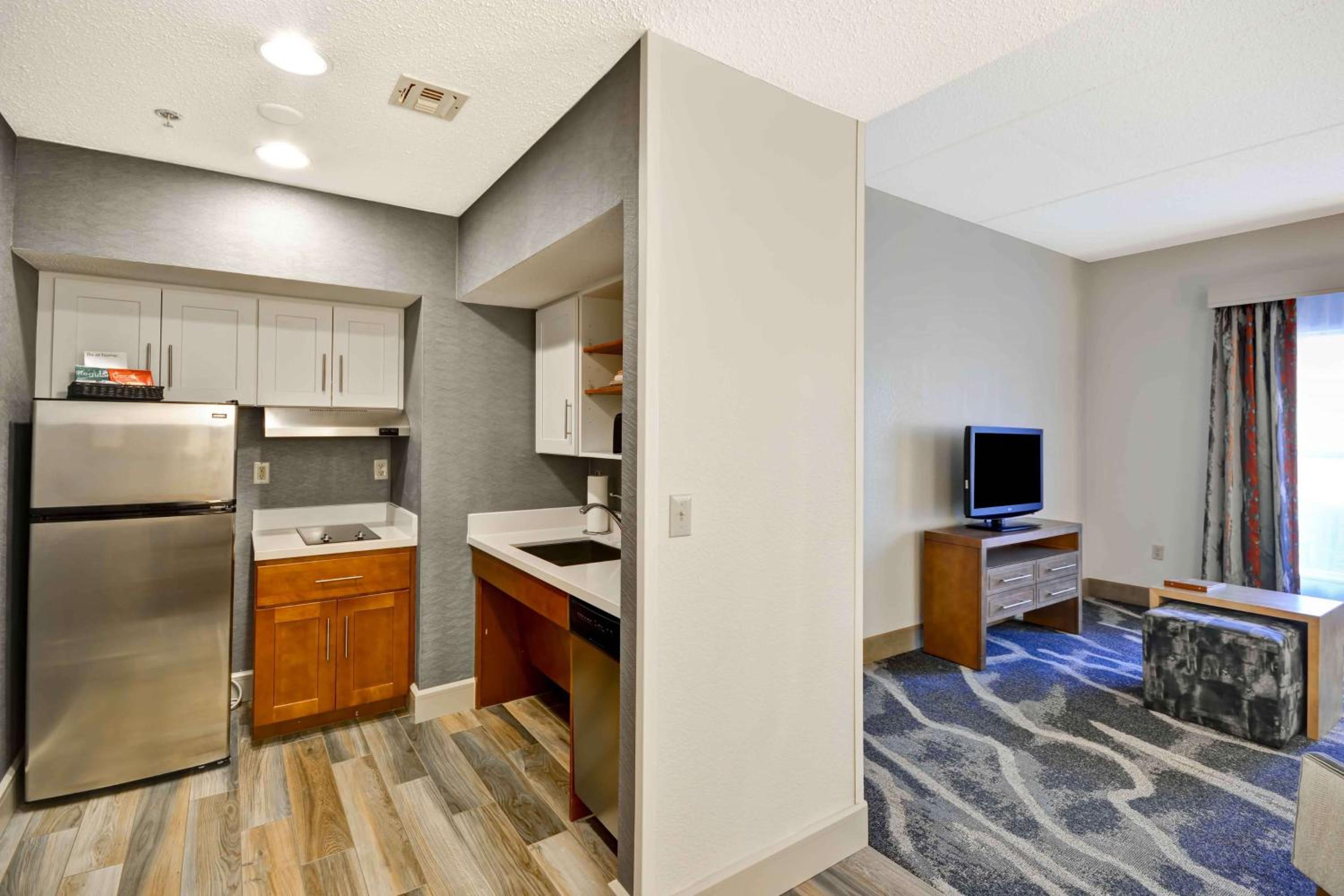 King Suite with Roll-In Shower - Mobility Access/Non-Smoking thumbnail 6