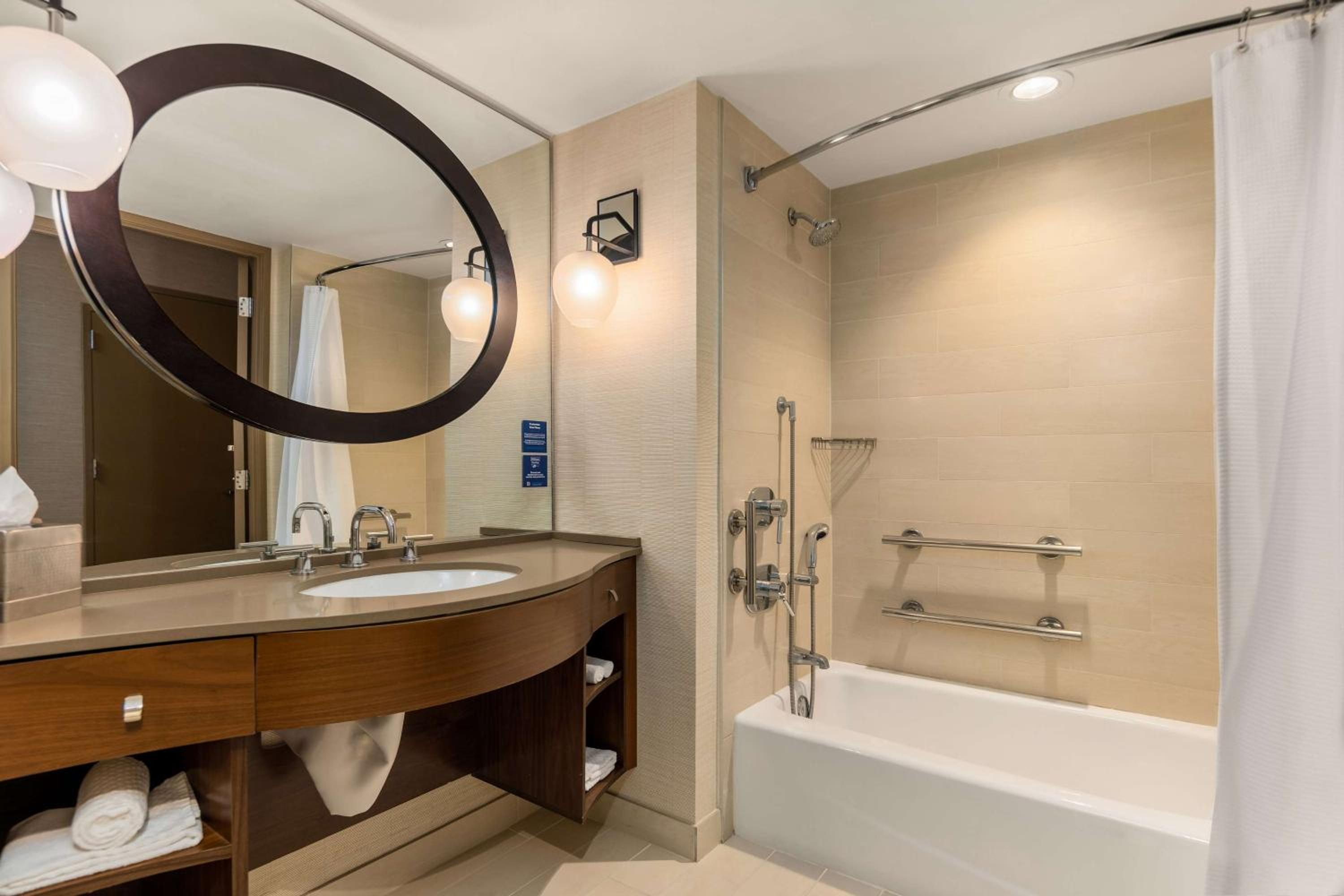 King Room with Bath Tub - Mobility Access - Photo 4