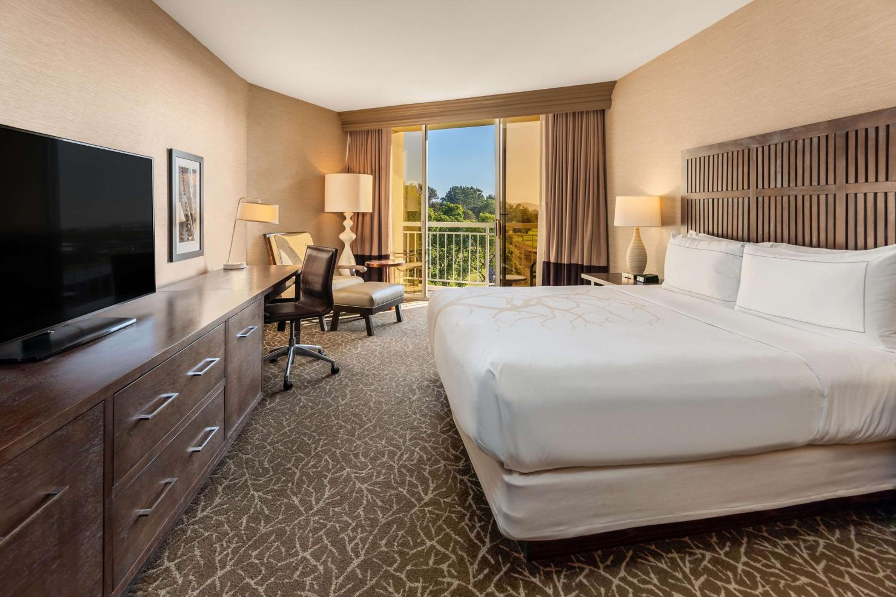 King Room with Balcony - Top Floor photo 3