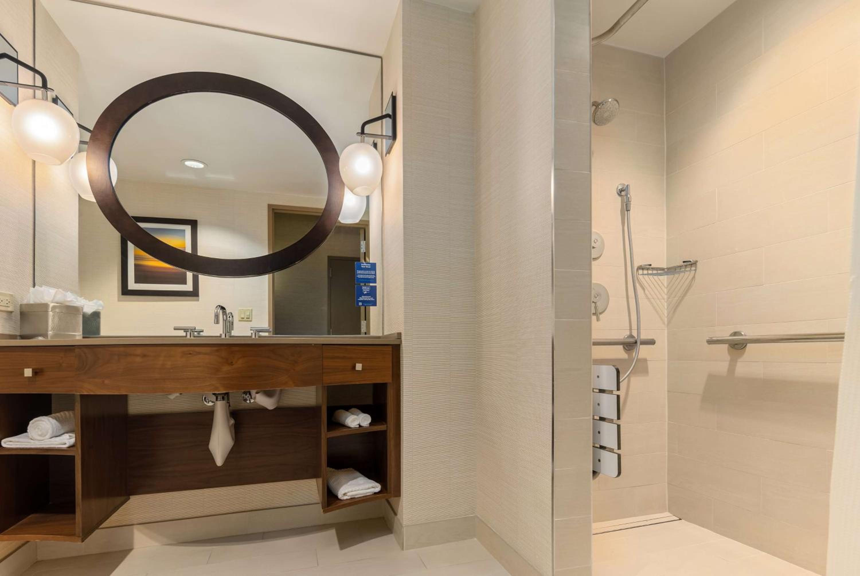 King Room with Roll-In Shower - Mobility Accessible - Photo 4