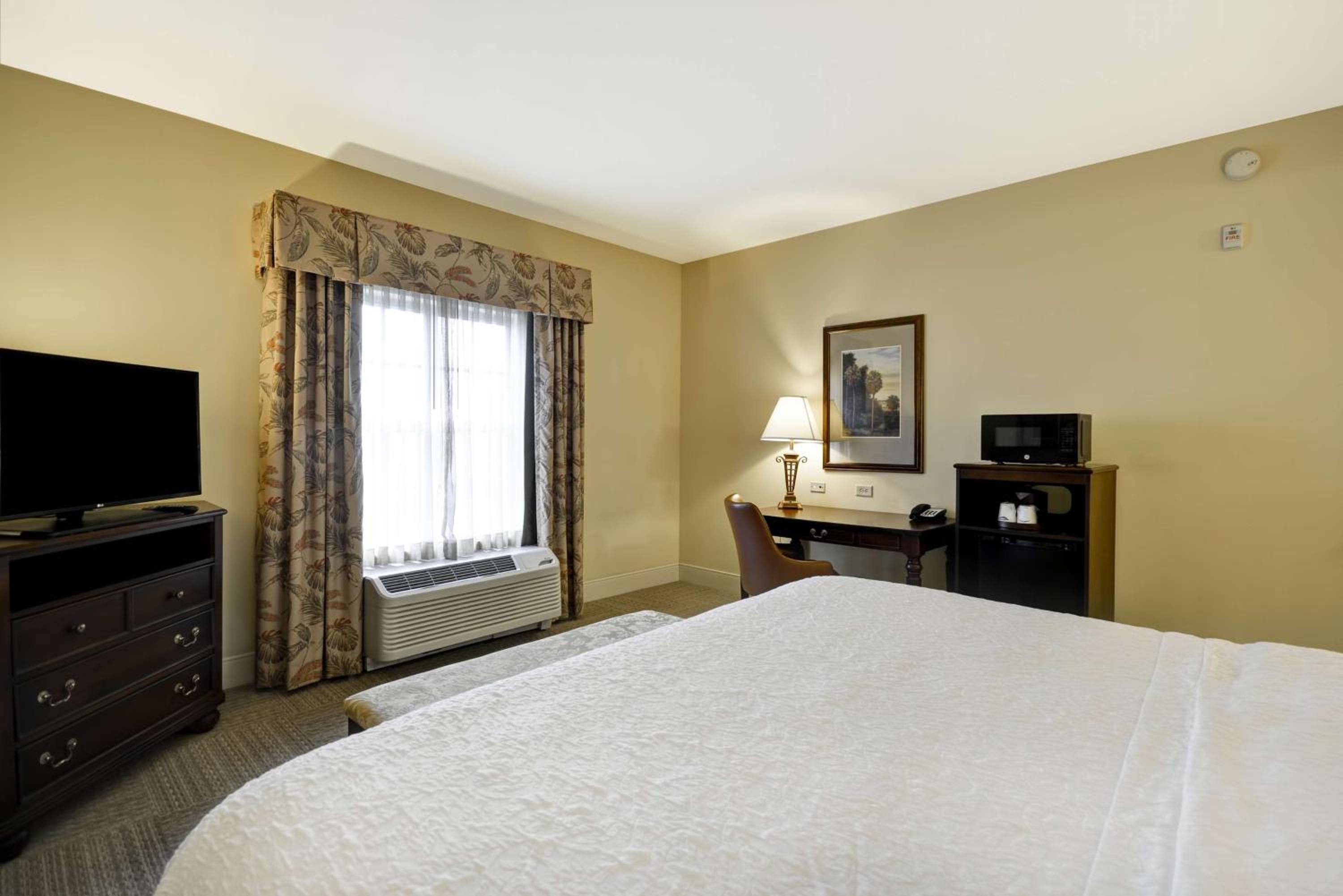 King Room with King Bed - Non-Smoking - Photo 6