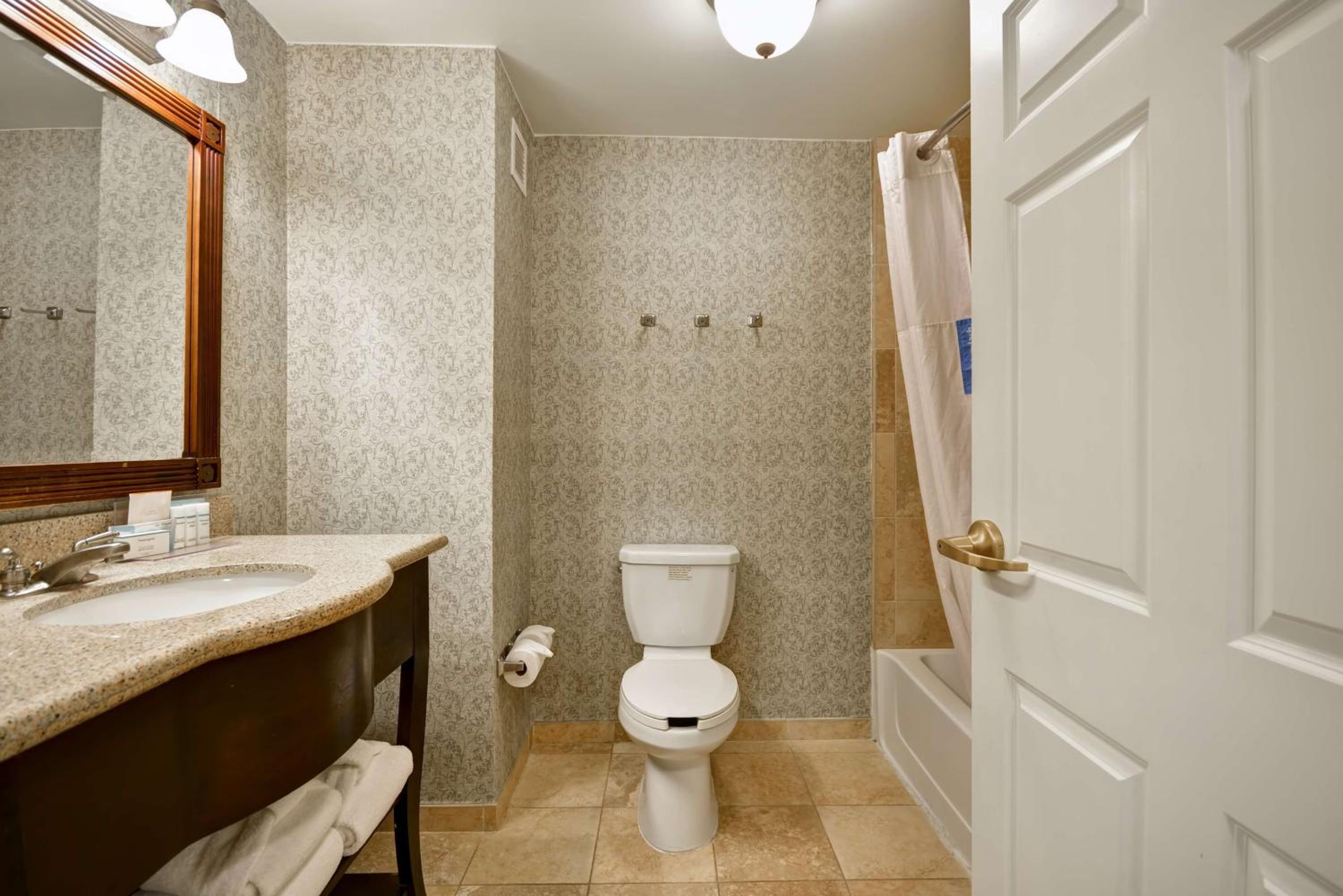 Room with Two Queen Beds - Non-Smoking - Photo 4