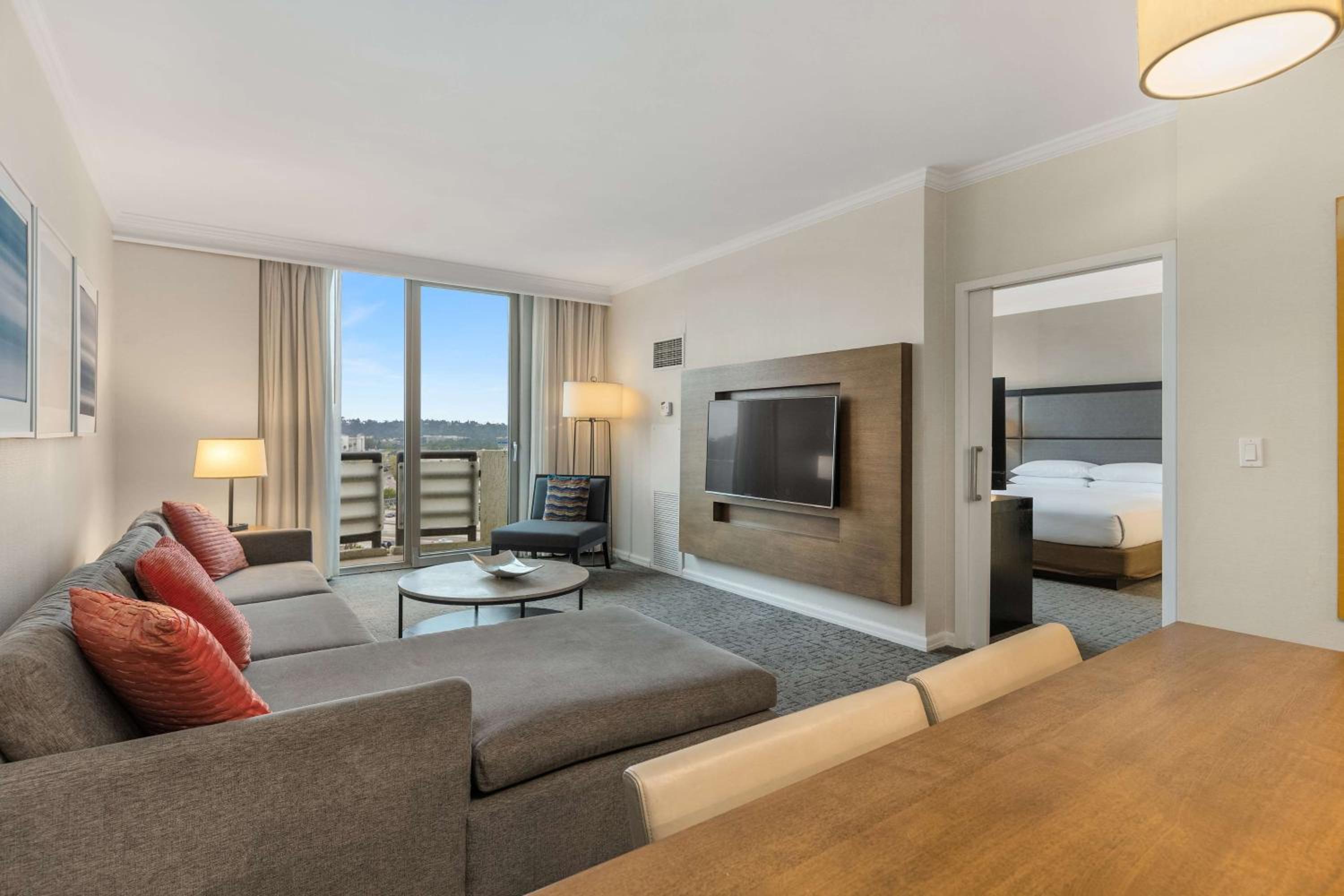 Two-Room King Suite with Balcony photo 1