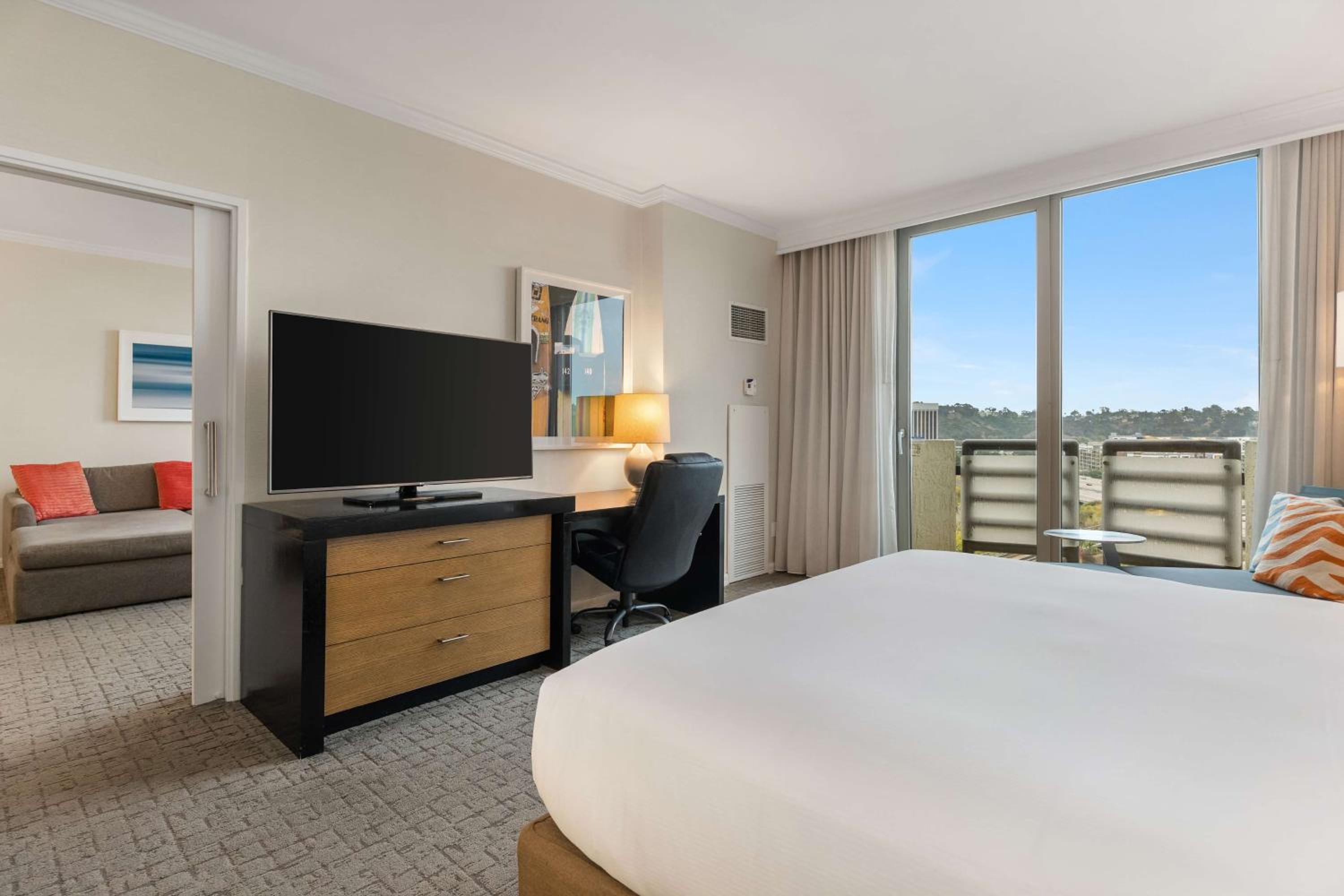 Two-Room King Suite with Balcony photo 2