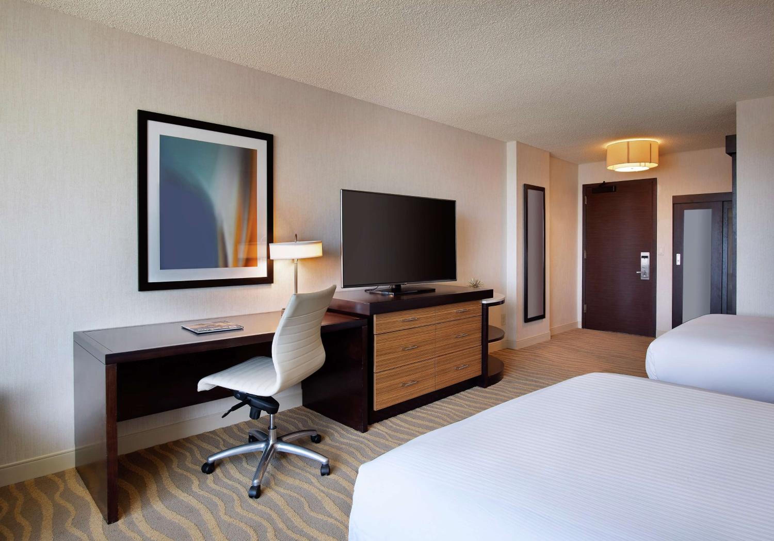 Queen Room with Two Queen Beds - Photo 4