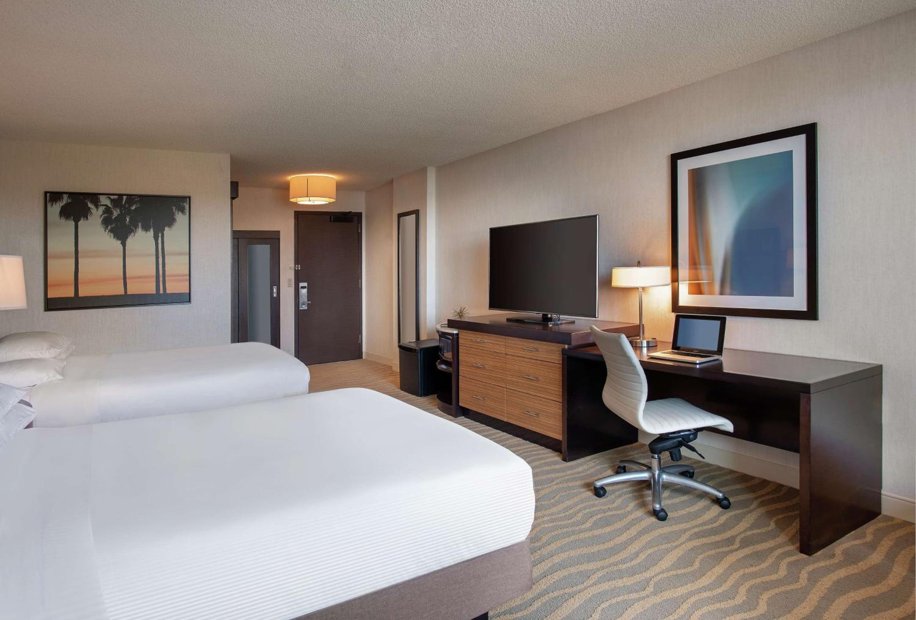 Deluxe Queen Room with Two Queen Beds - Photo 5
