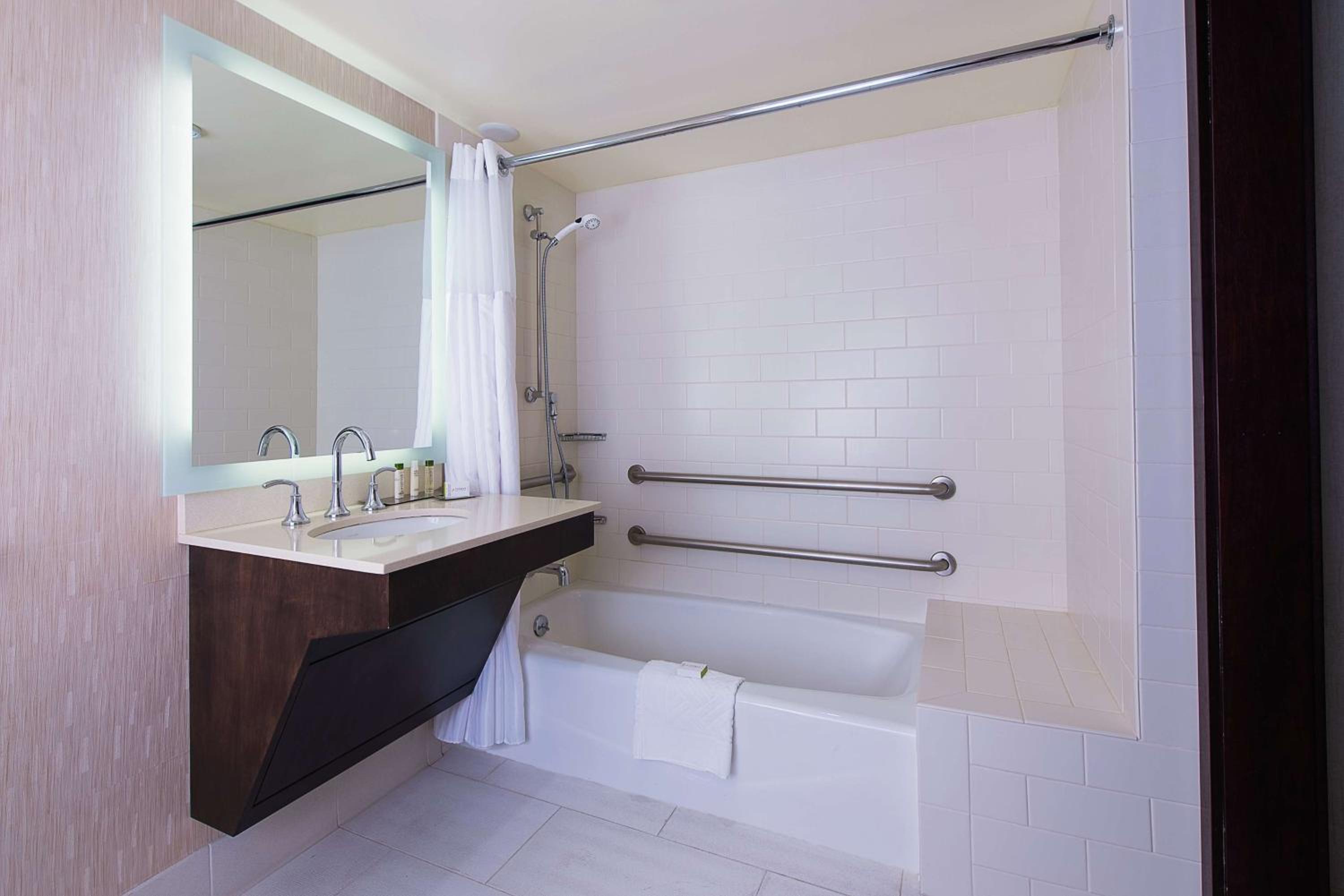 King Room with Mobility Accessible Tub - Photo 4