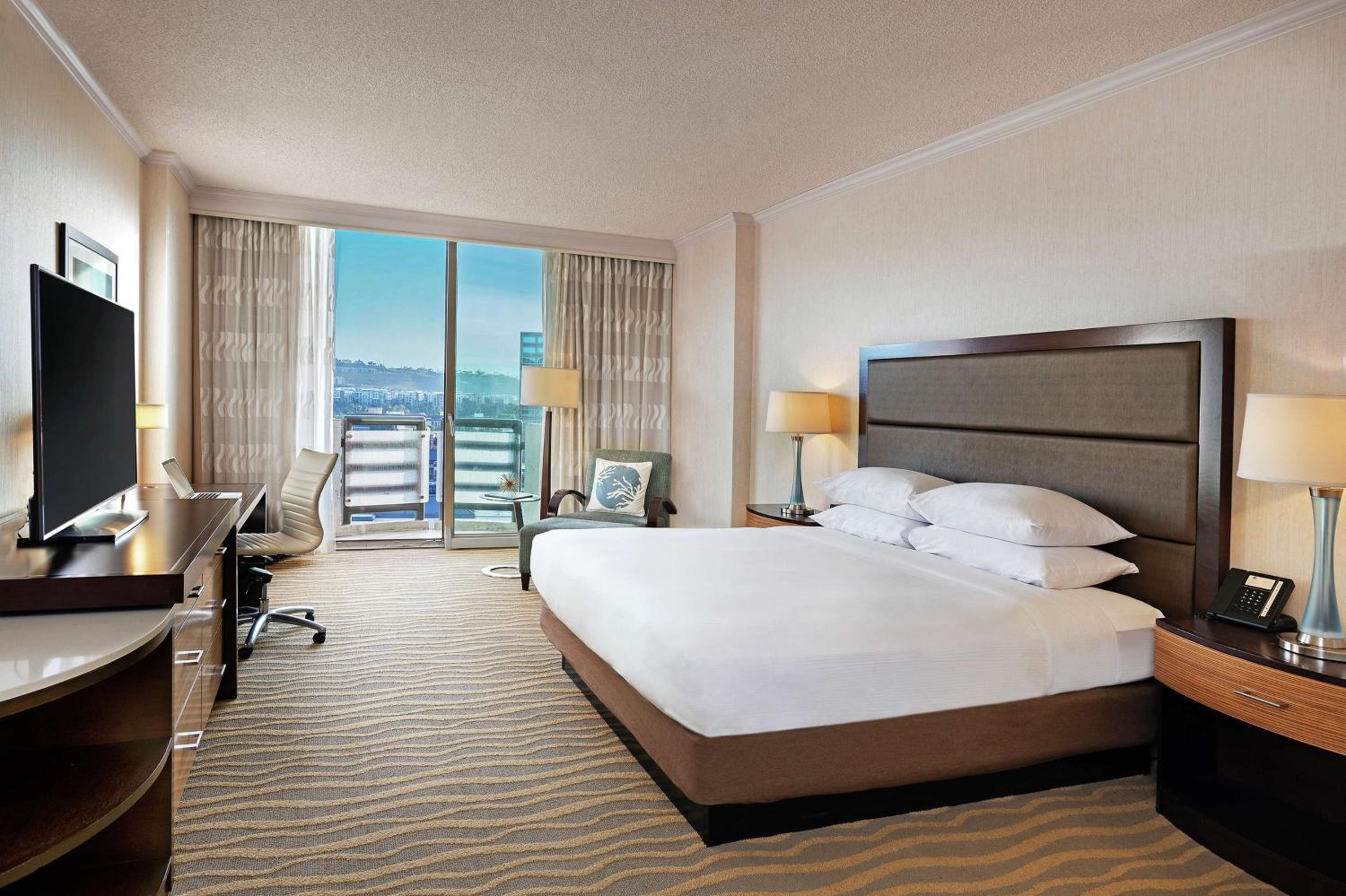 Deluxe King Room with Balcony - Top Floor - Photo 4