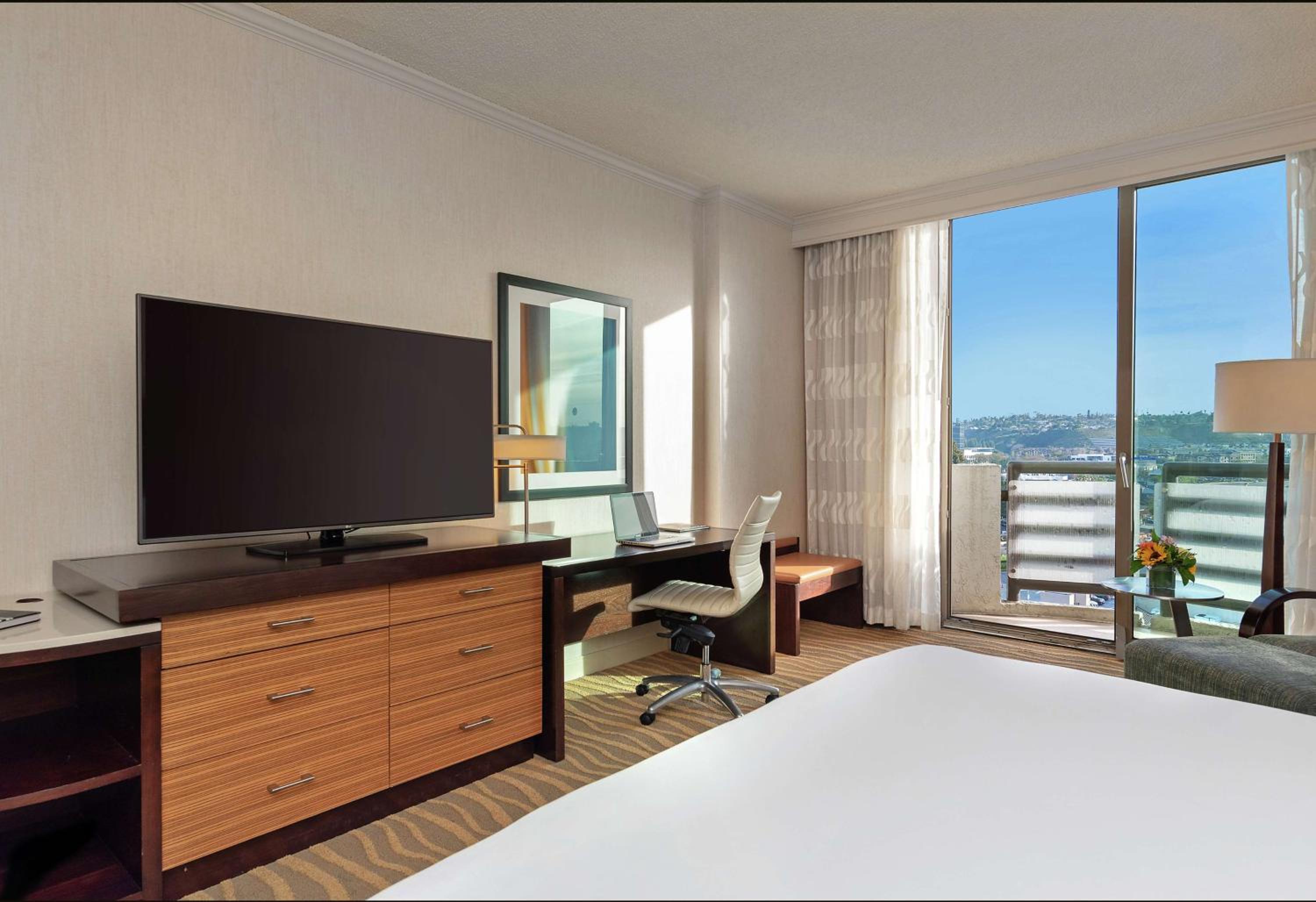 Deluxe King Room with Balcony - Top Floor - Photo 2