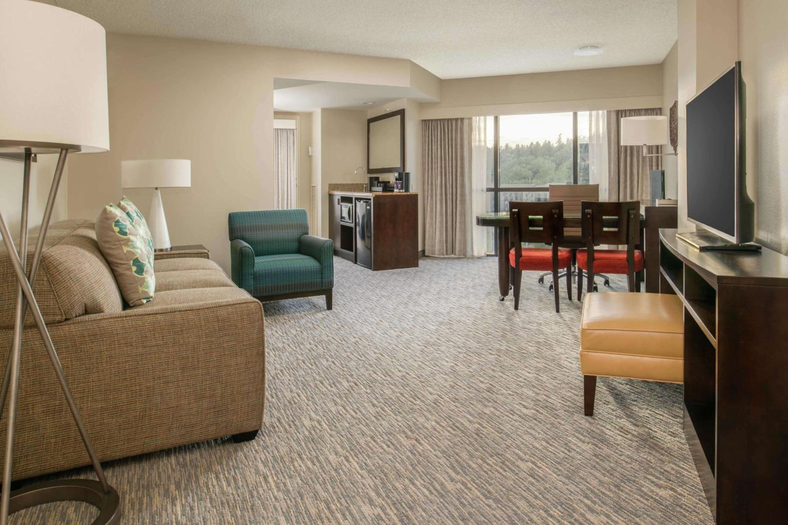 Executive Corner King Suite with Sofa Bed - Photo 4