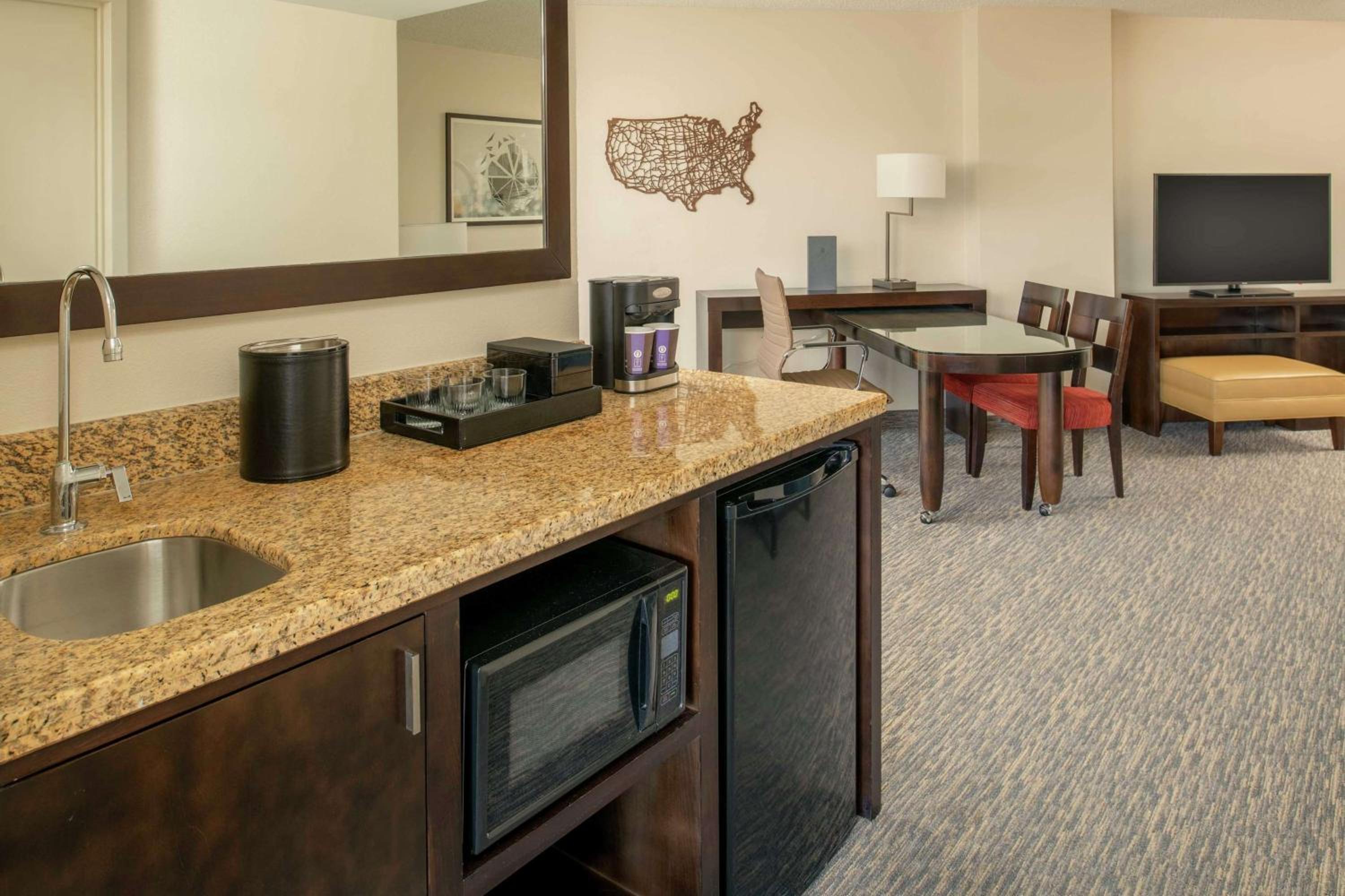 Executive Corner King Suite with Sofa Bed - Photo 6