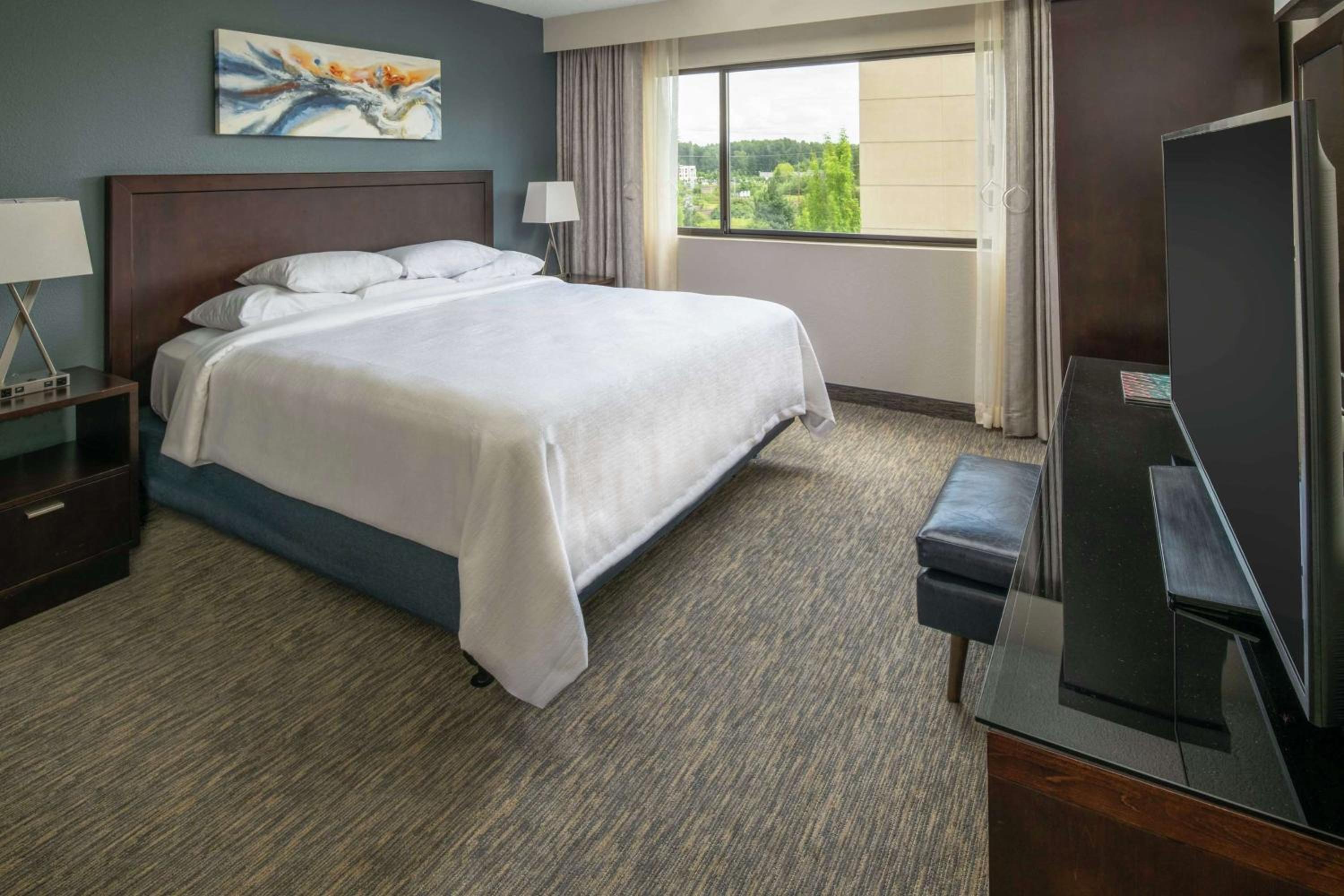 Executive Corner King Suite with Sofa Bed - Photo 3