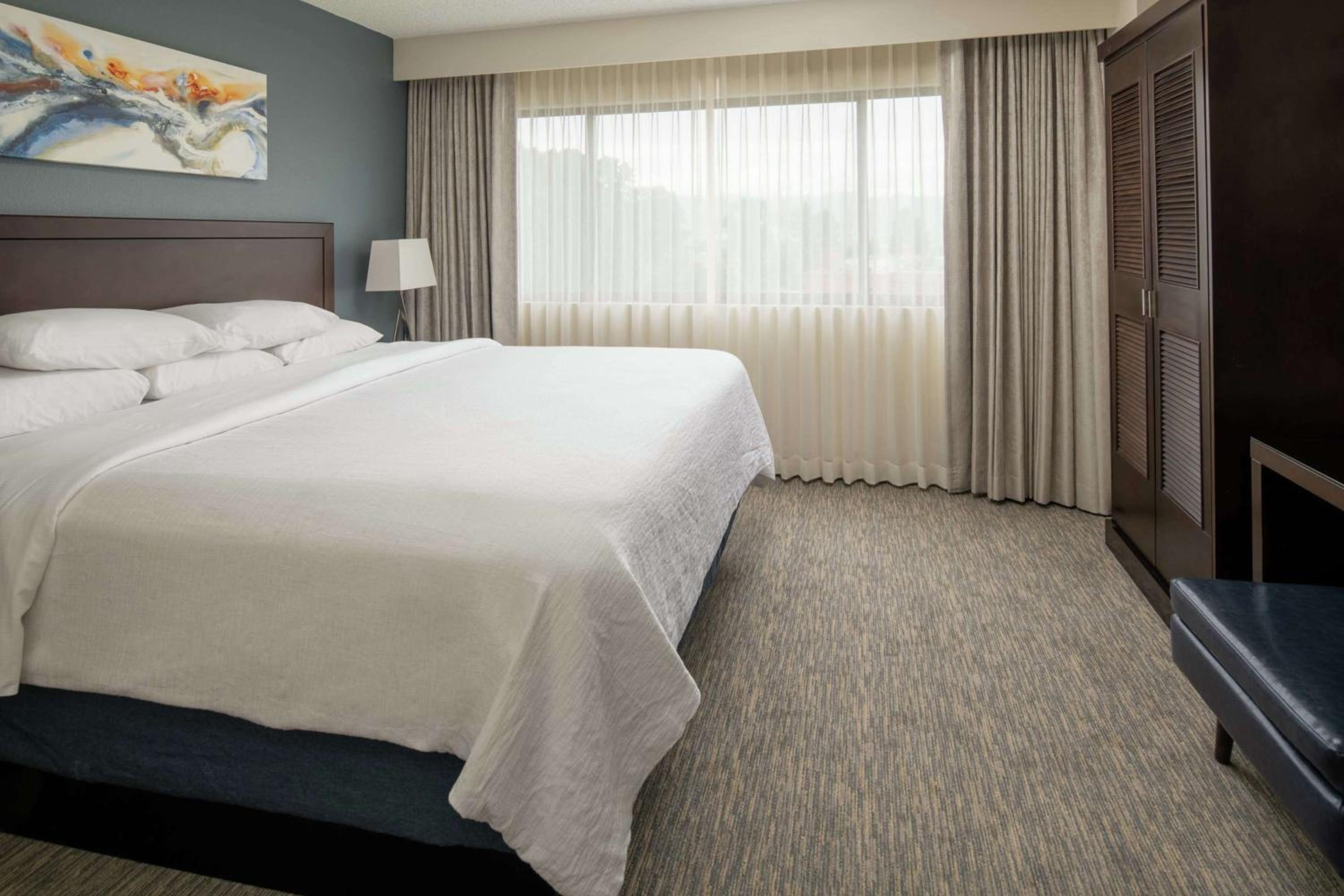 Executive Corner King Suite with Sofa Bed - Photo 5