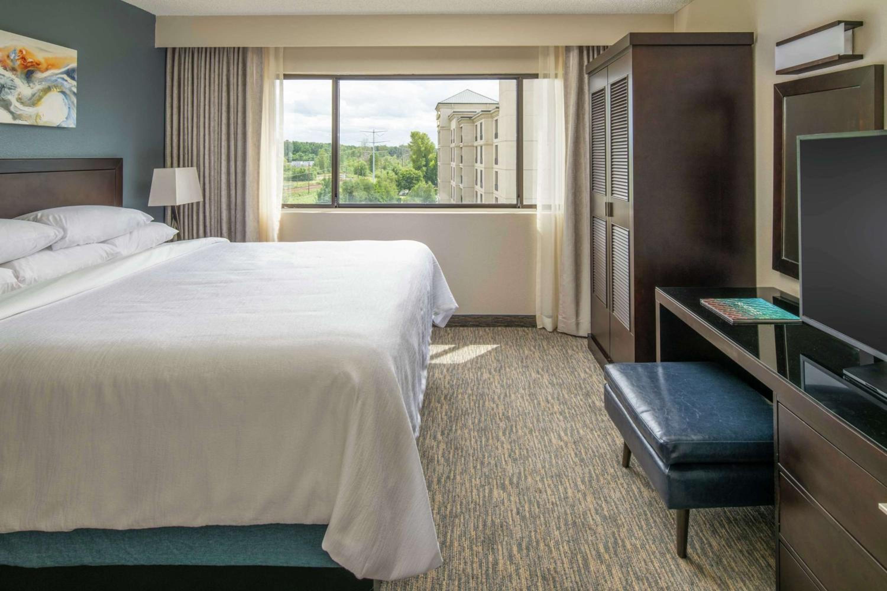 Executive Corner King Suite with Sofa Bed - Photo 2