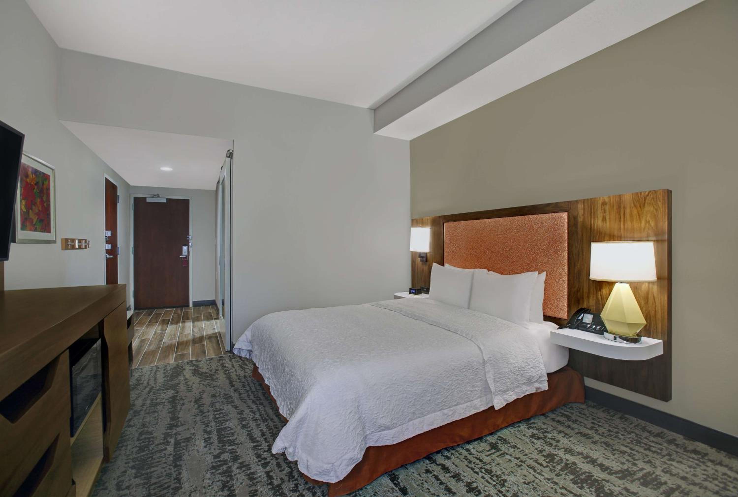 Queen Room with Mobility Access/Non-Smoking photo 1