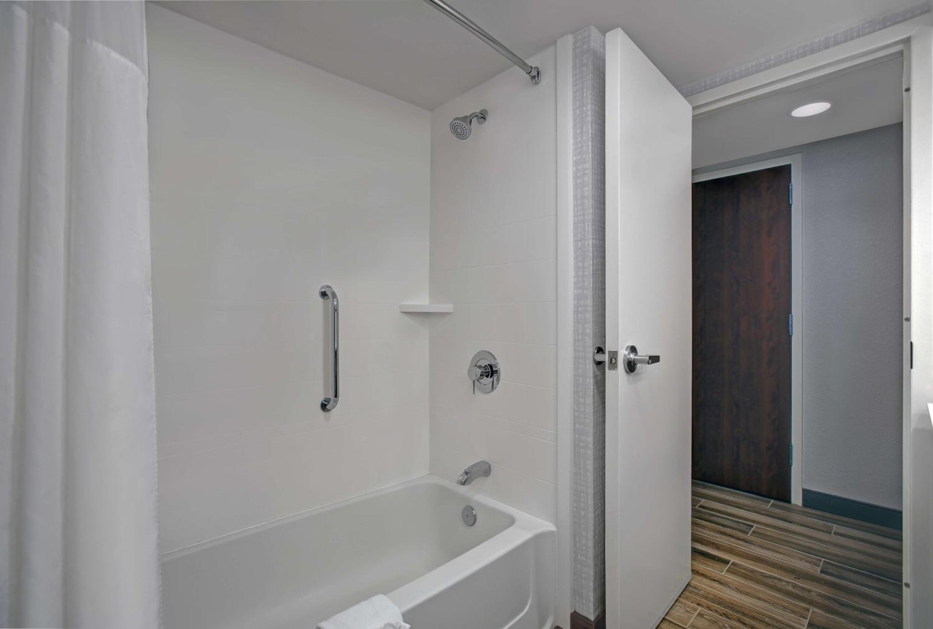King Room with King Bed - Non-Smoking photo 2