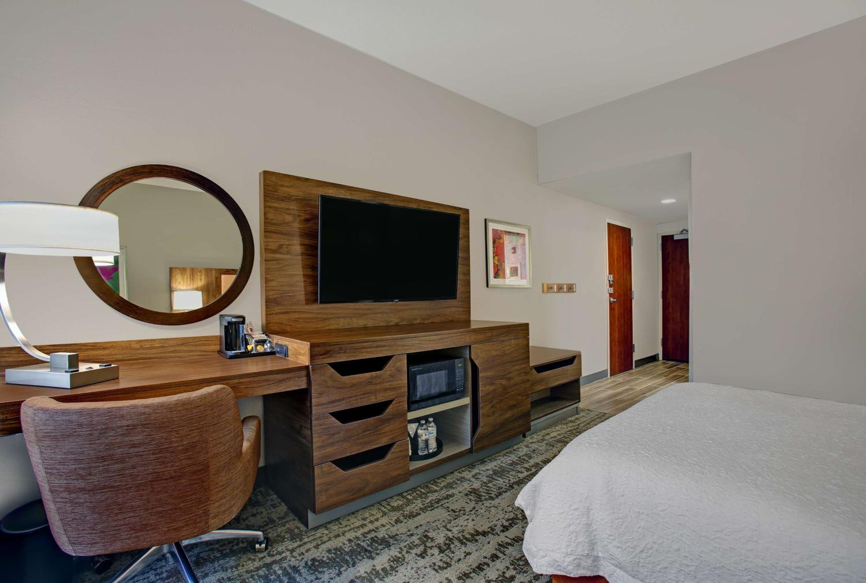 Queen Room with Mobility Access/Non-Smoking photo 3
