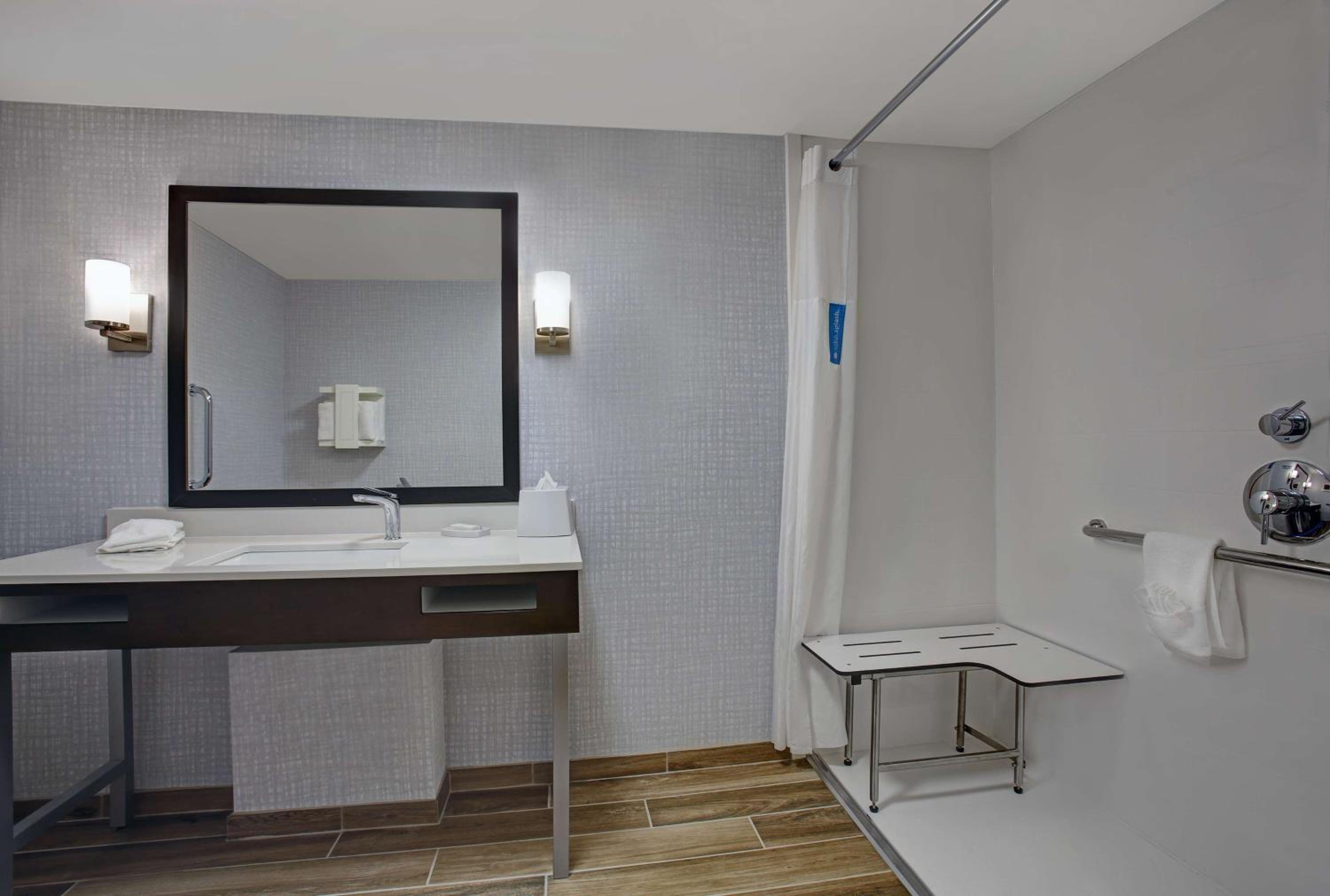 Queen Room with Roll-In Shower - Mobility Access/Non-Smoking