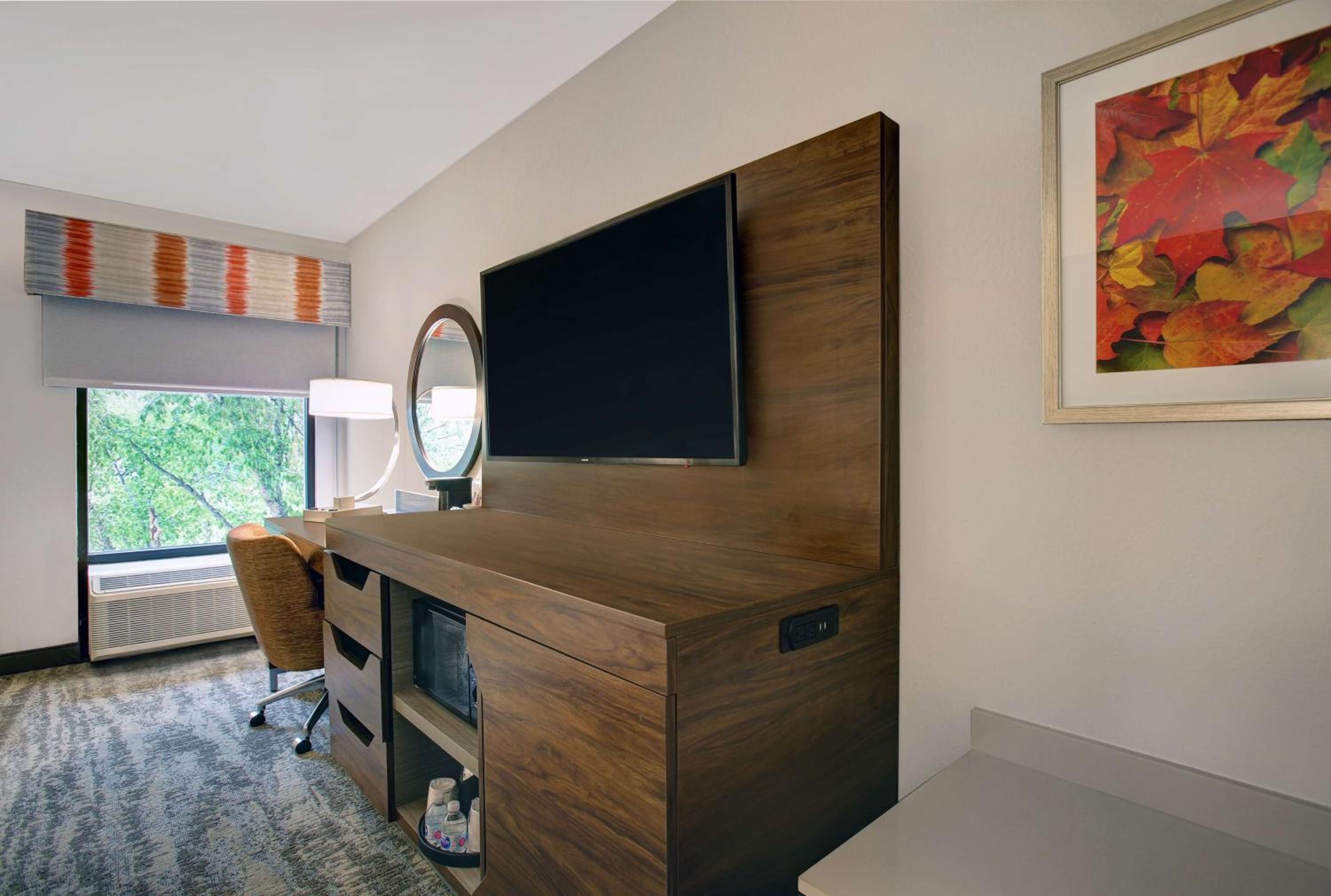 King Room with King Bed - Non-Smoking photo 1