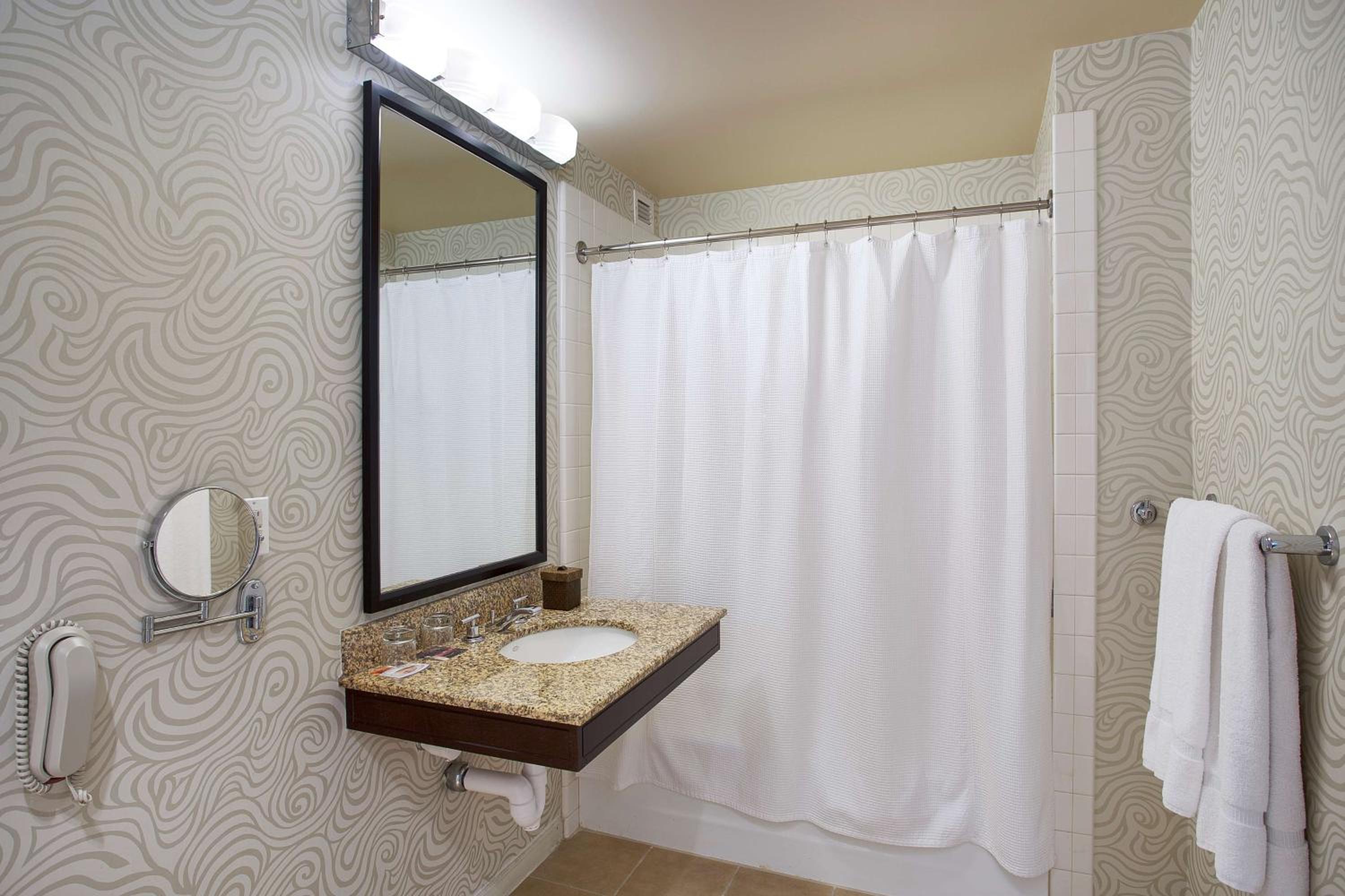 Deluxe King Room with Tub - Mobility Accessible - Photo 2