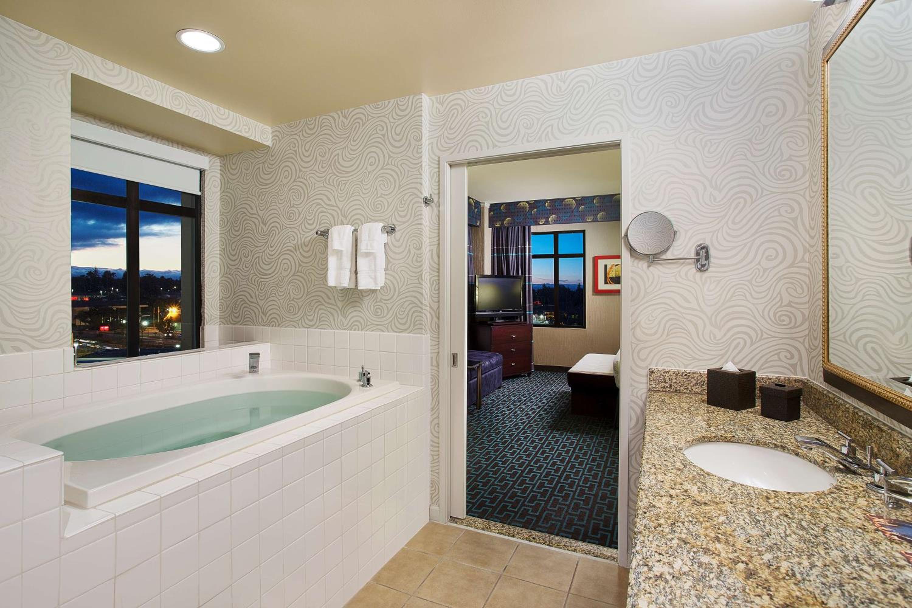 One-Bedroom Suite - Photo 3
