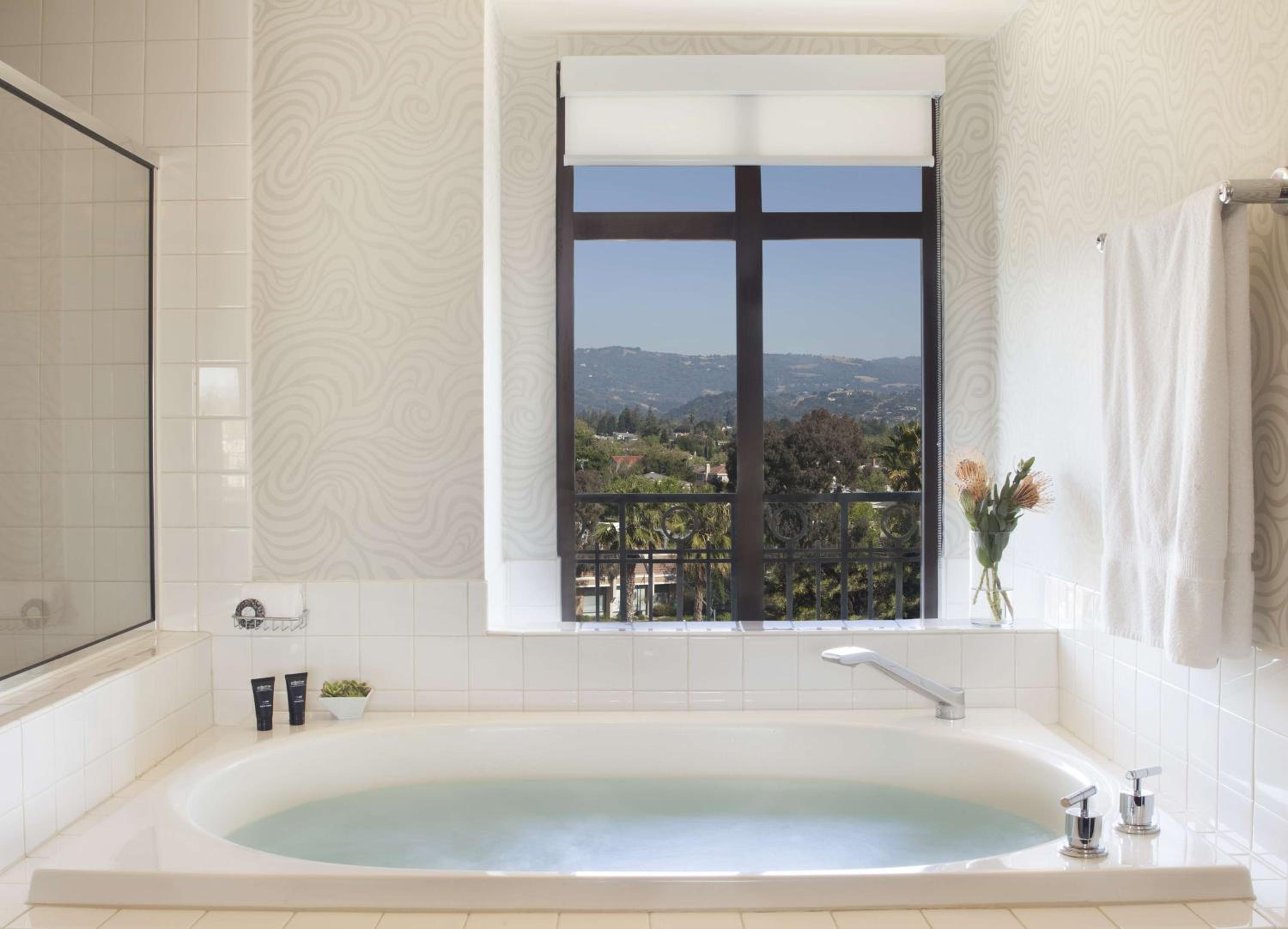 One-Bedroom Suite - Photo 2