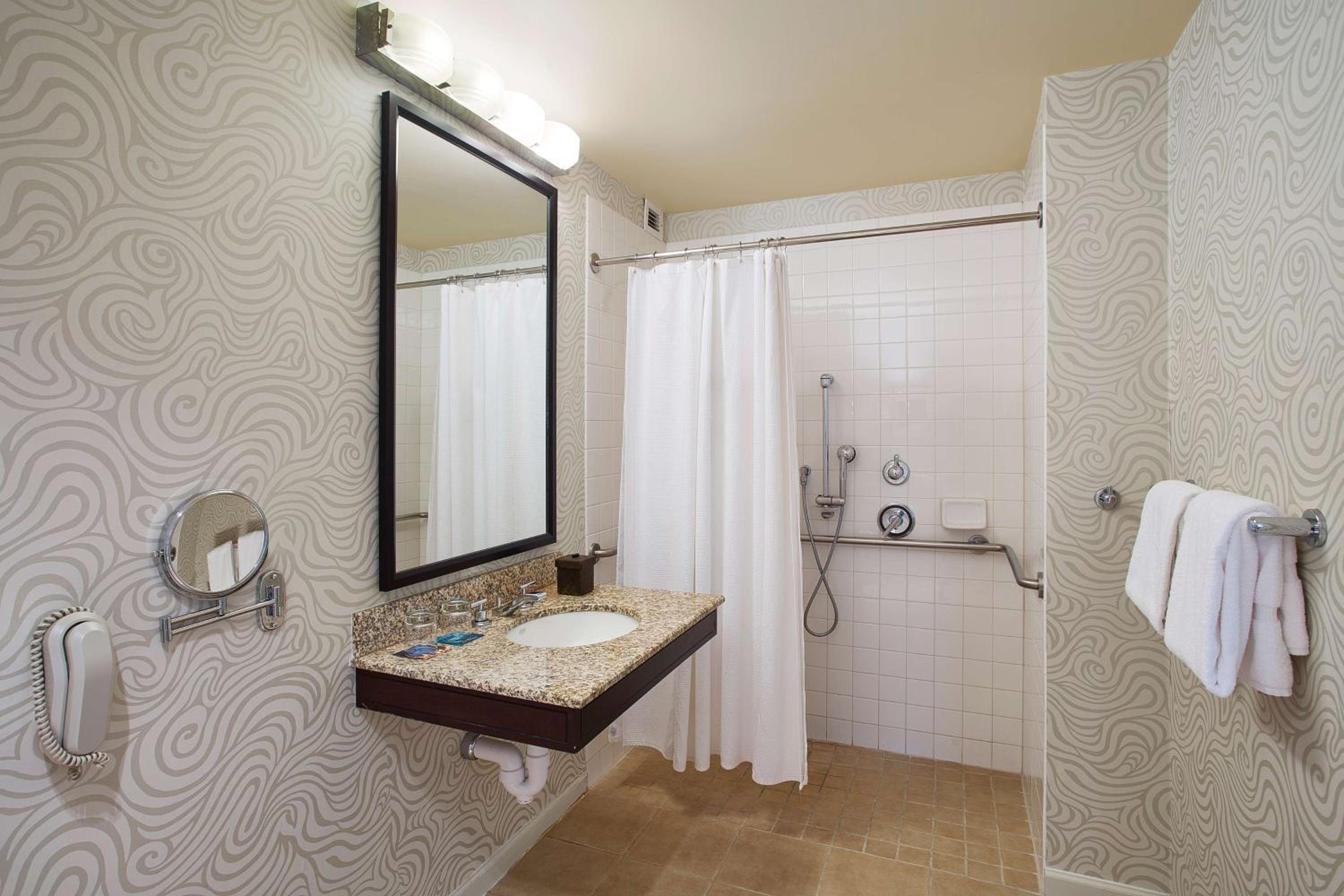 Deluxe King Room with Roll-In Shower - Disability Access - Photo 2