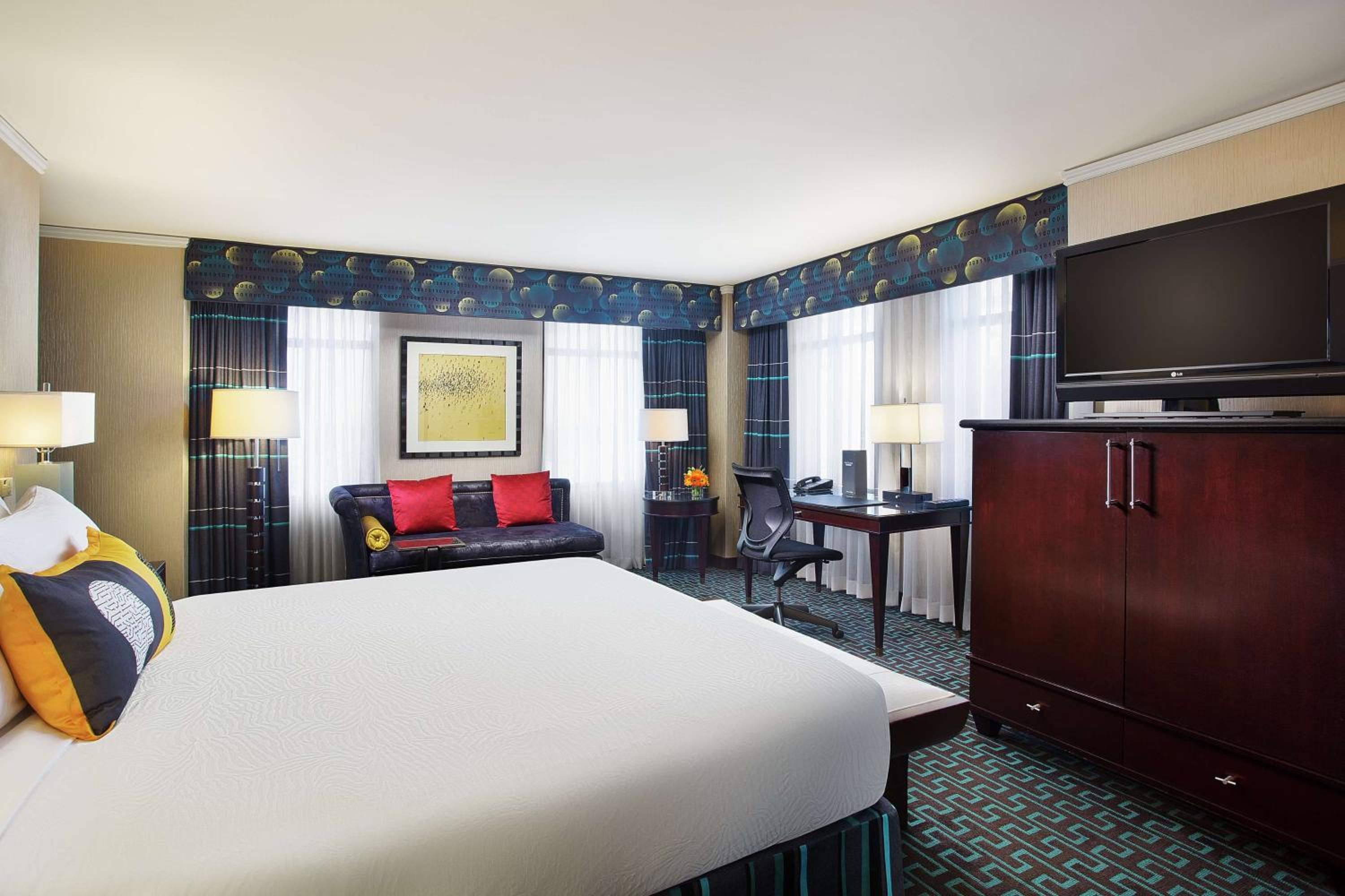 Oversize Corner King Room - Photo 1