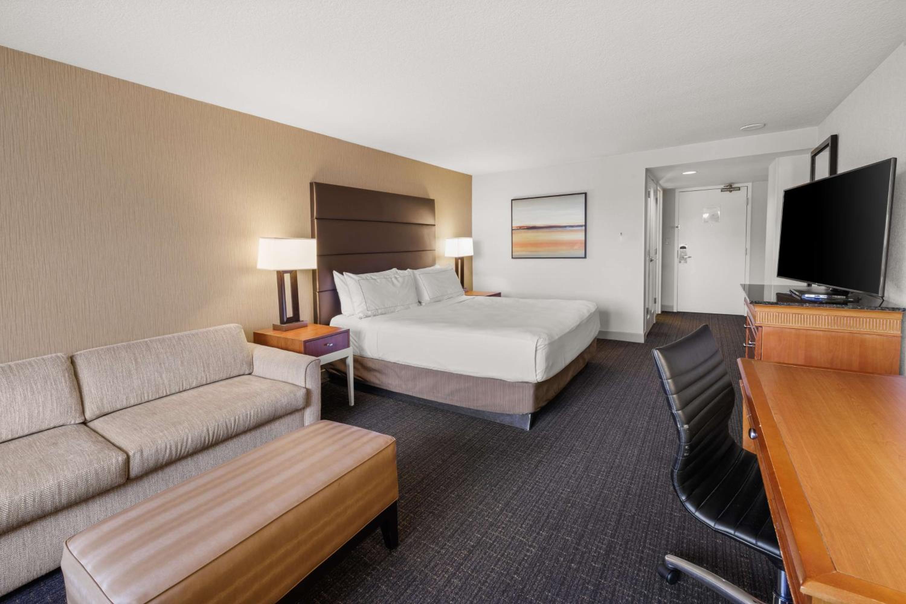 Deluxe King Room with City View