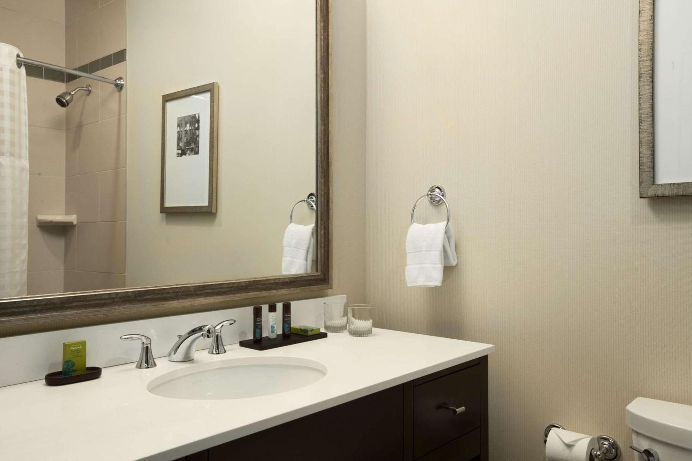 One-Bedroom King Suite - Non-Smoking - Photo 10