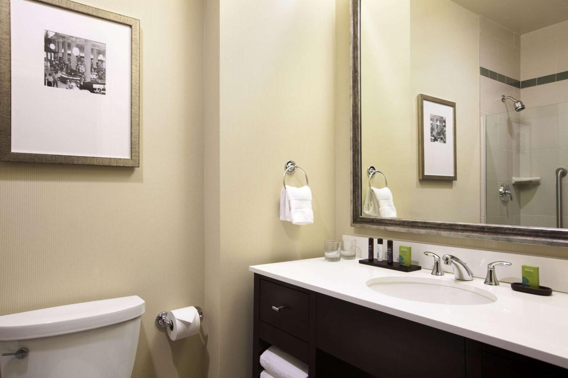 One-Bedroom King Suite - Non-Smoking - Photo 11