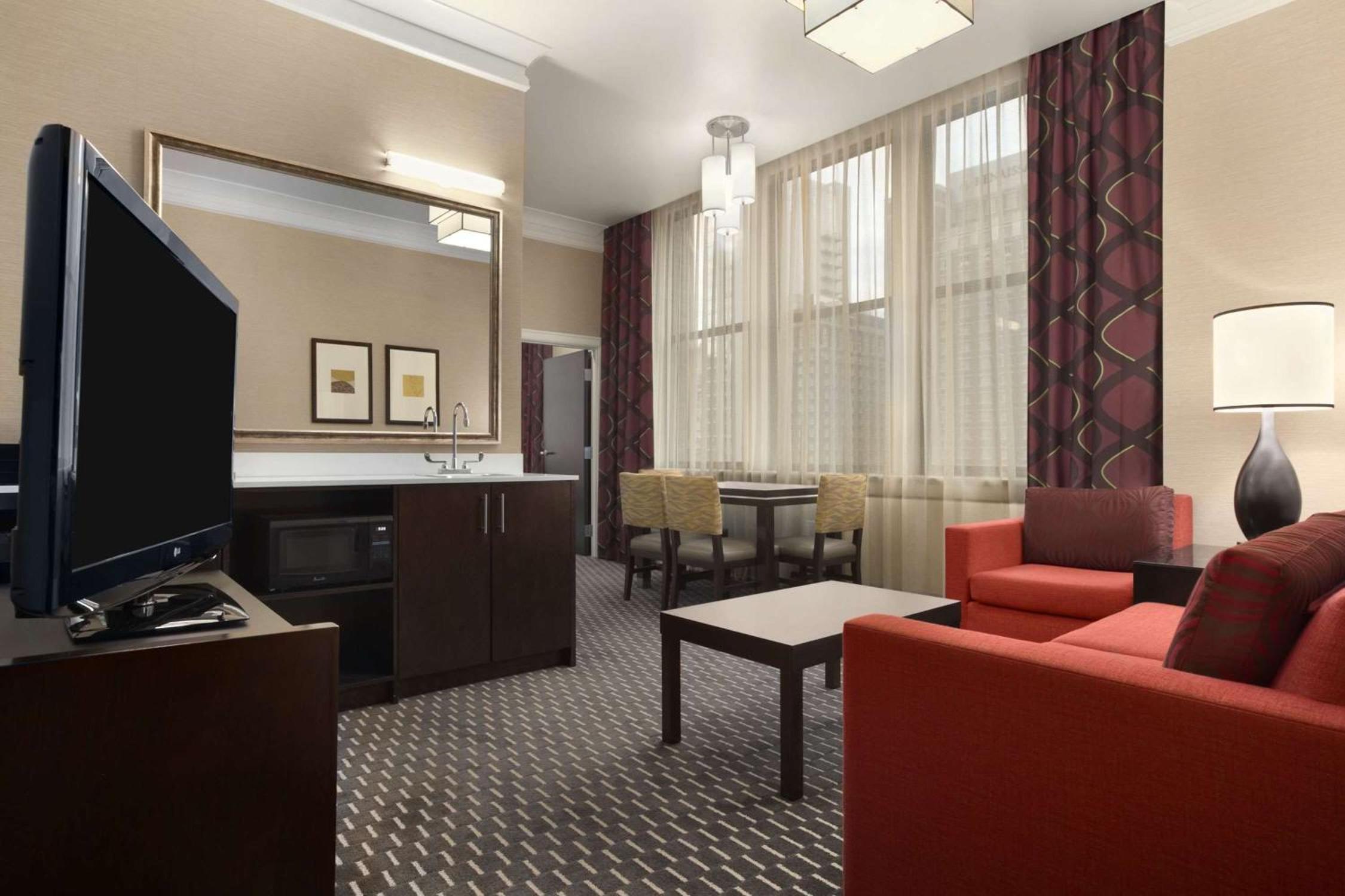One-Bedroom King Suite - Non-Smoking - Photo 2