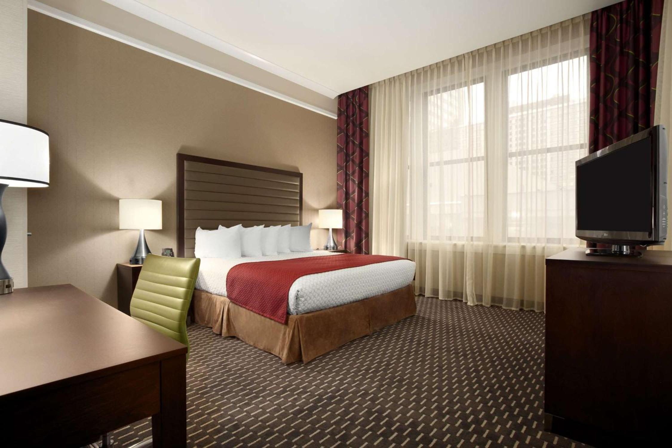 One-Bedroom King Suite - Non-Smoking - Photo 9