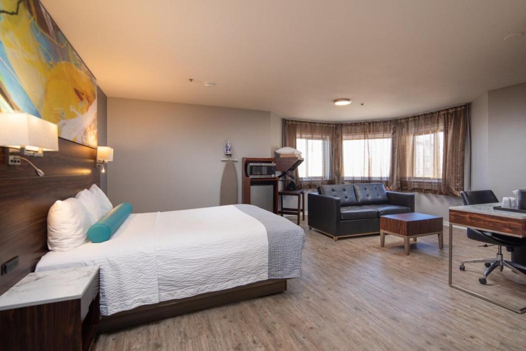1 Queen Bed with Sofa Bed Oceanview Accessible - Photo 1