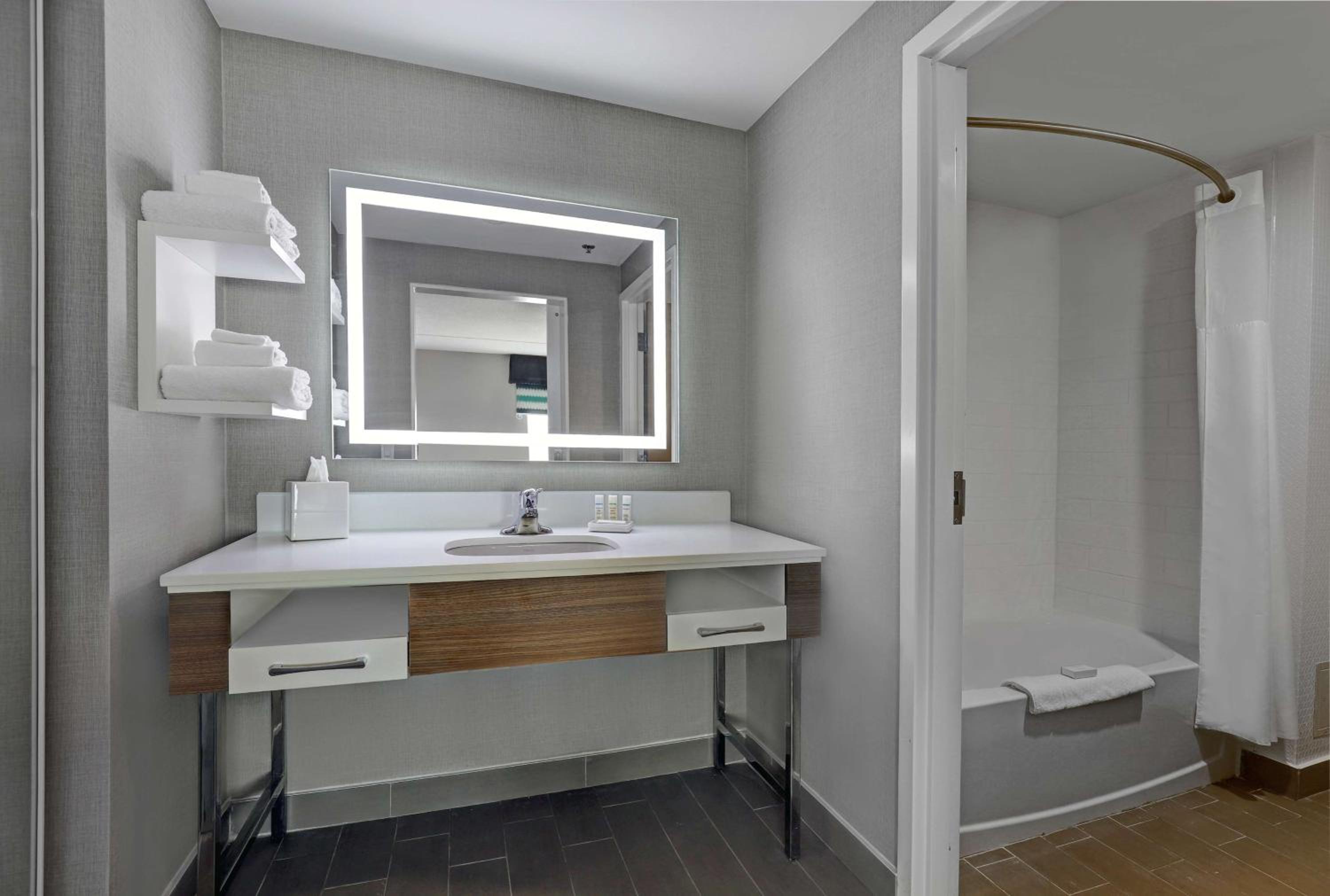 2 Queen Studio Suite with Sofabed and Tub - Photo 3