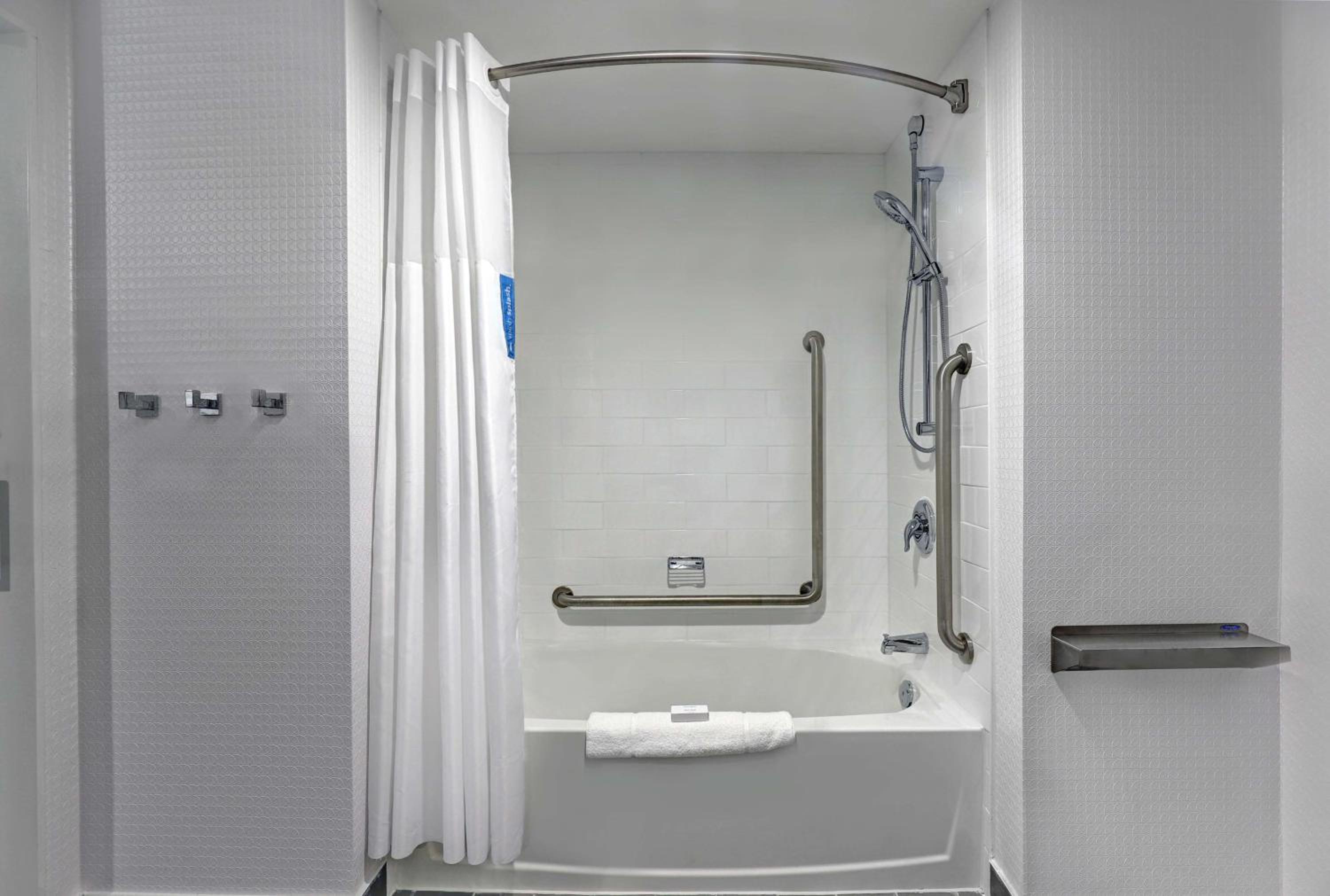 Queen Room with Two Queen Beds - Mobility/Hearing Accessible - Non-Smoking - Photo 2