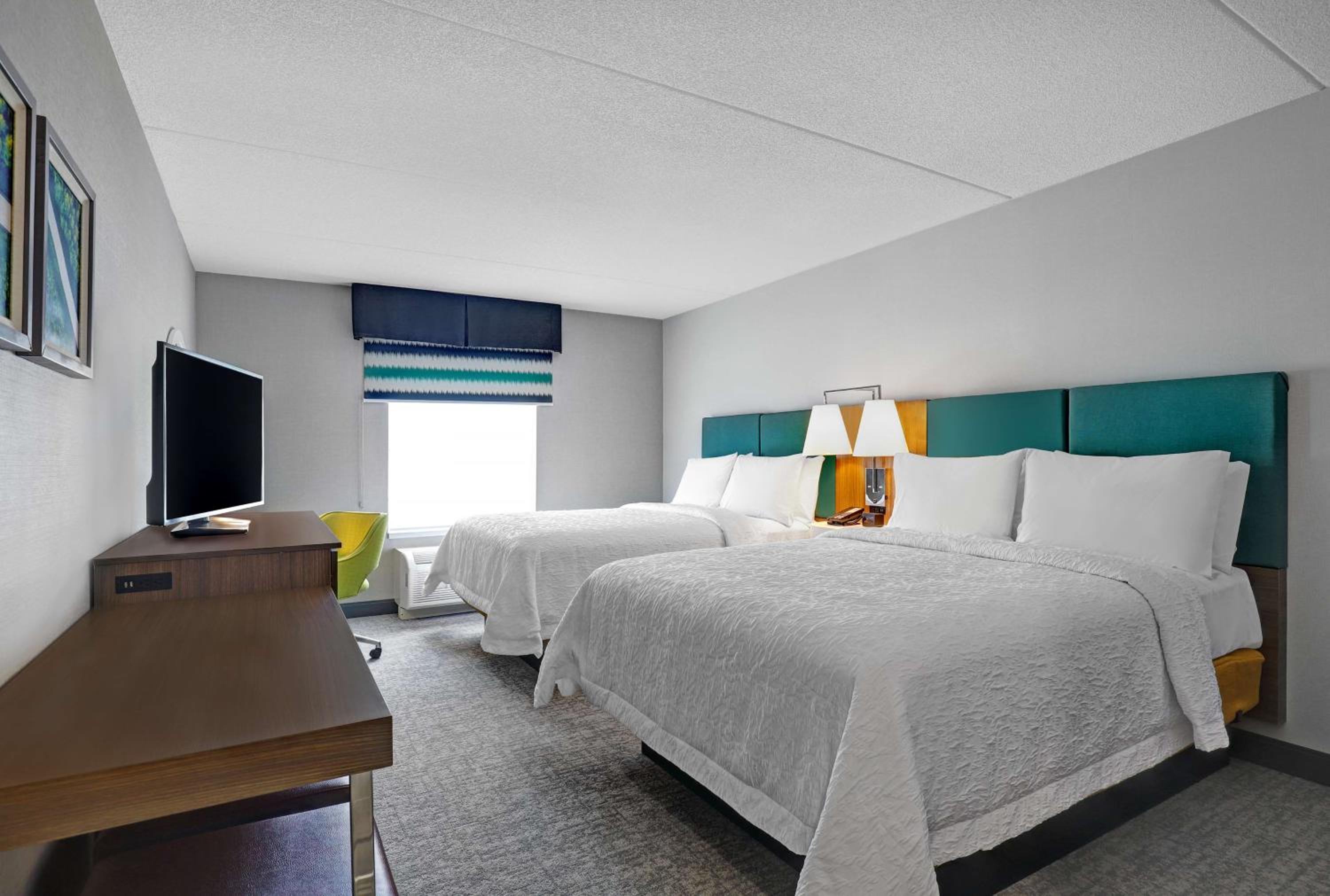Queen Room with Two Queen Beds - Photo 4