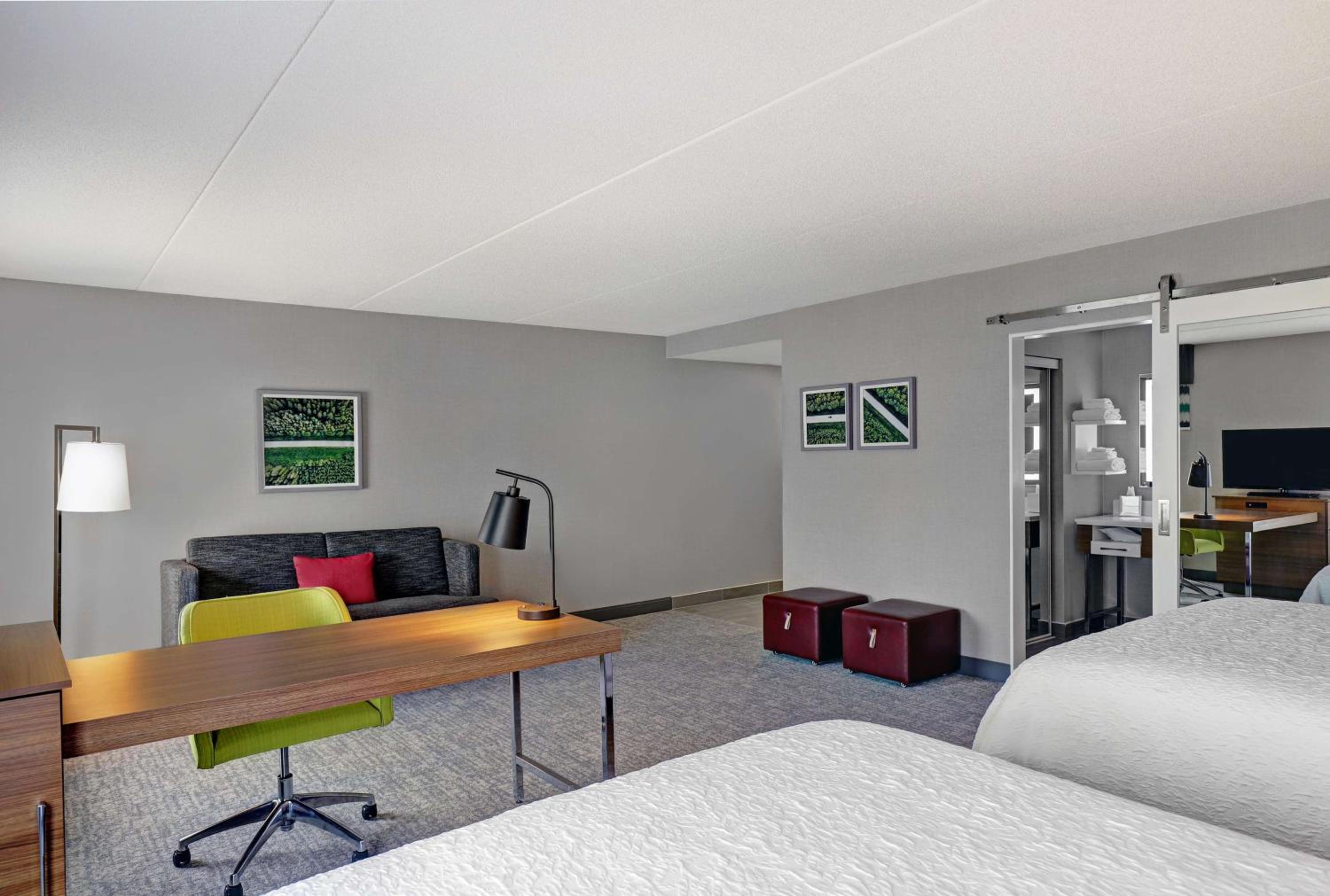 2 Queen Studio Suite with Sofabed and Tub - Photo 8