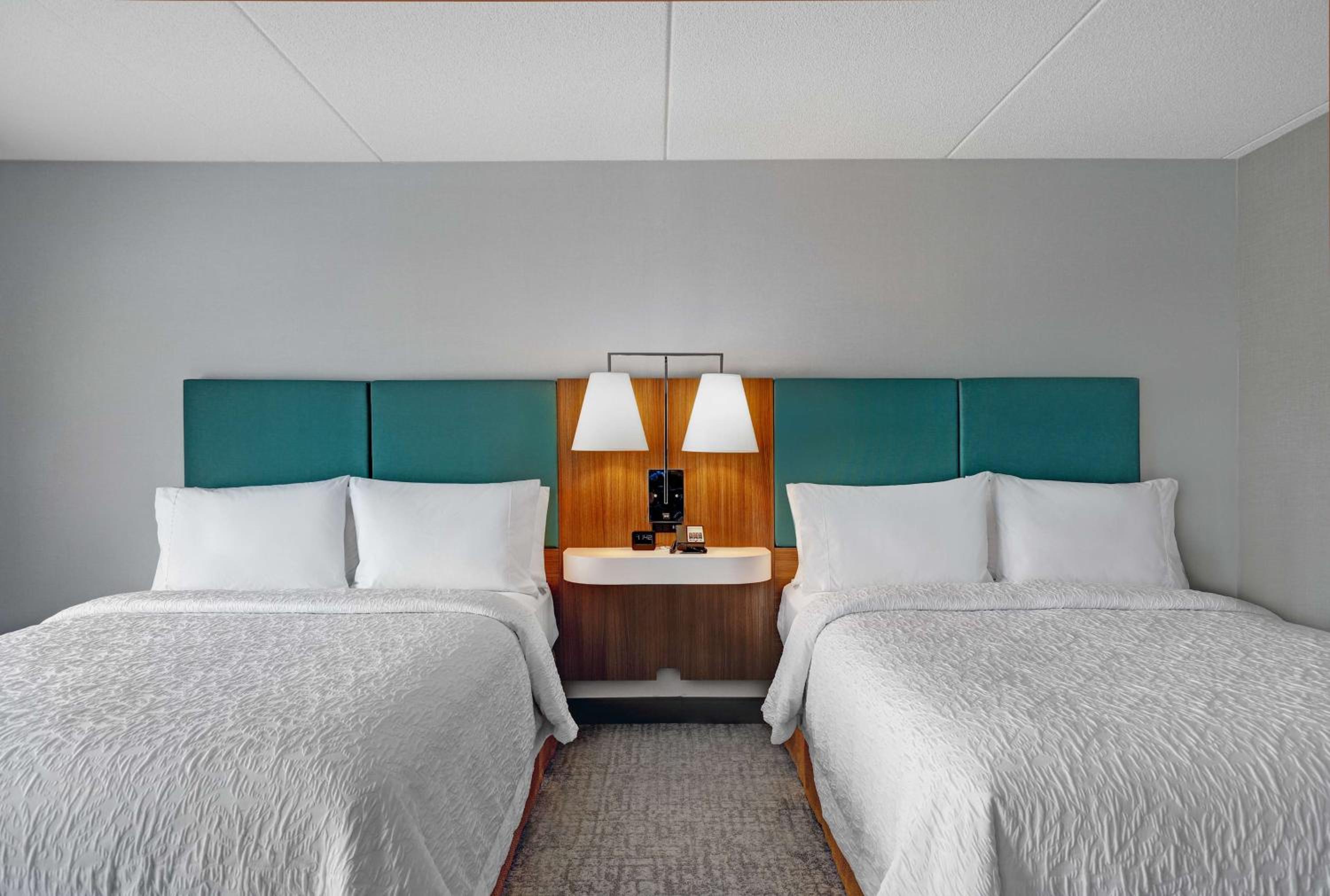 Queen Room with Two Queen Beds - Mobility/Hearing Accessible - Non-Smoking - Photo 5