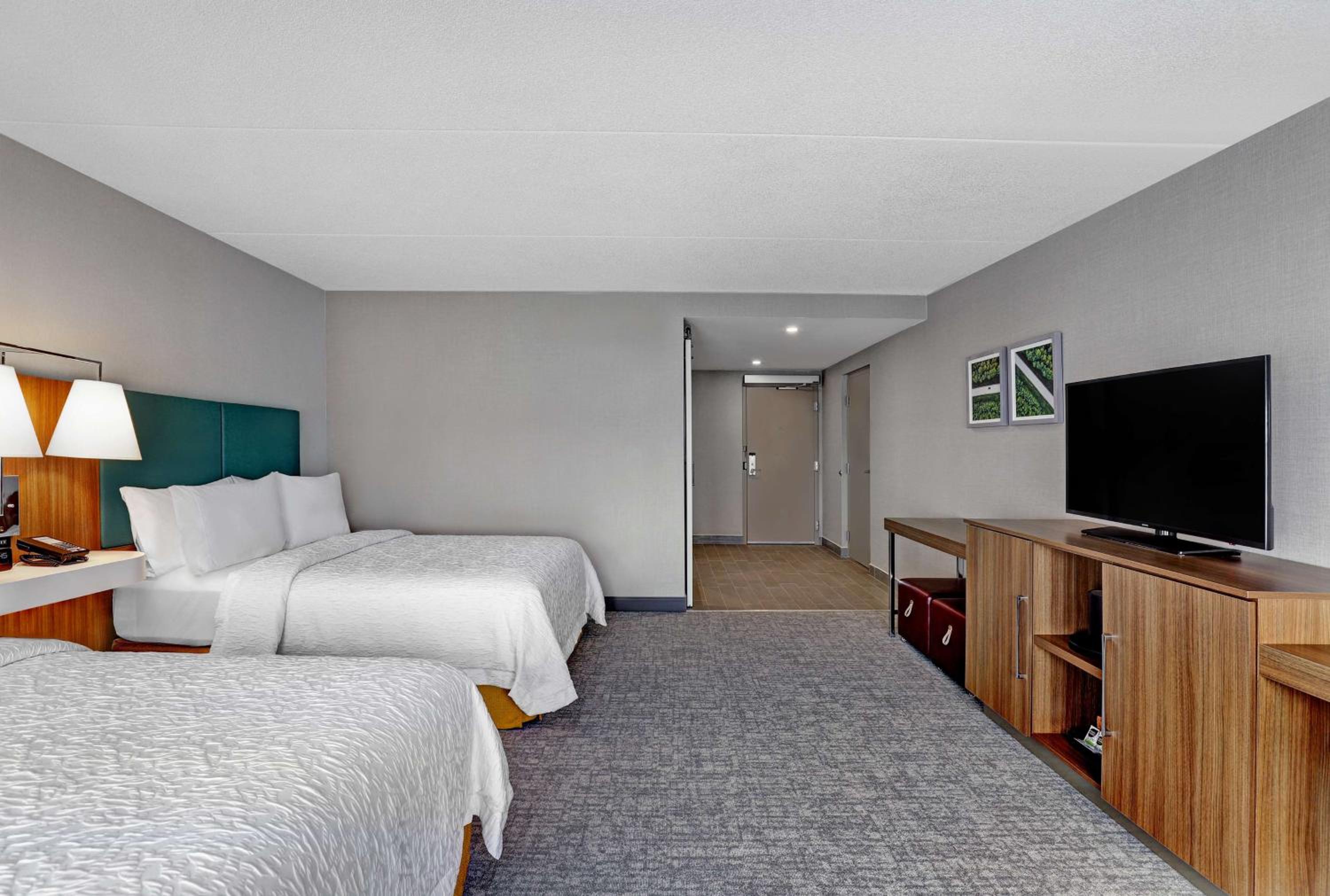 Queen Room with Two Queen Beds - Mobility/Hearing Accessible - Non-Smoking - Photo 4