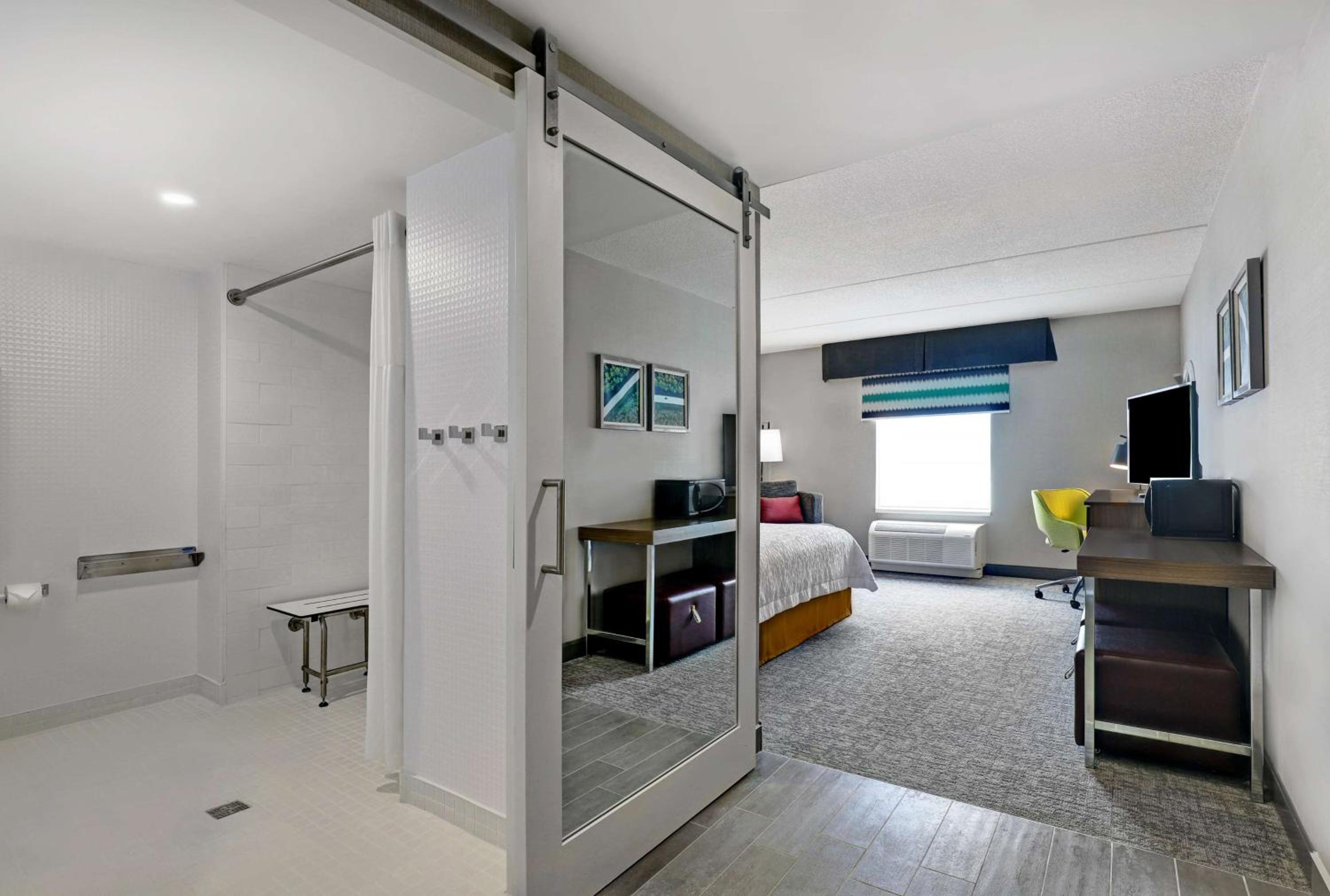 King Room - Mobility/Hearing Accessible - Non-Smoking - Photo 2