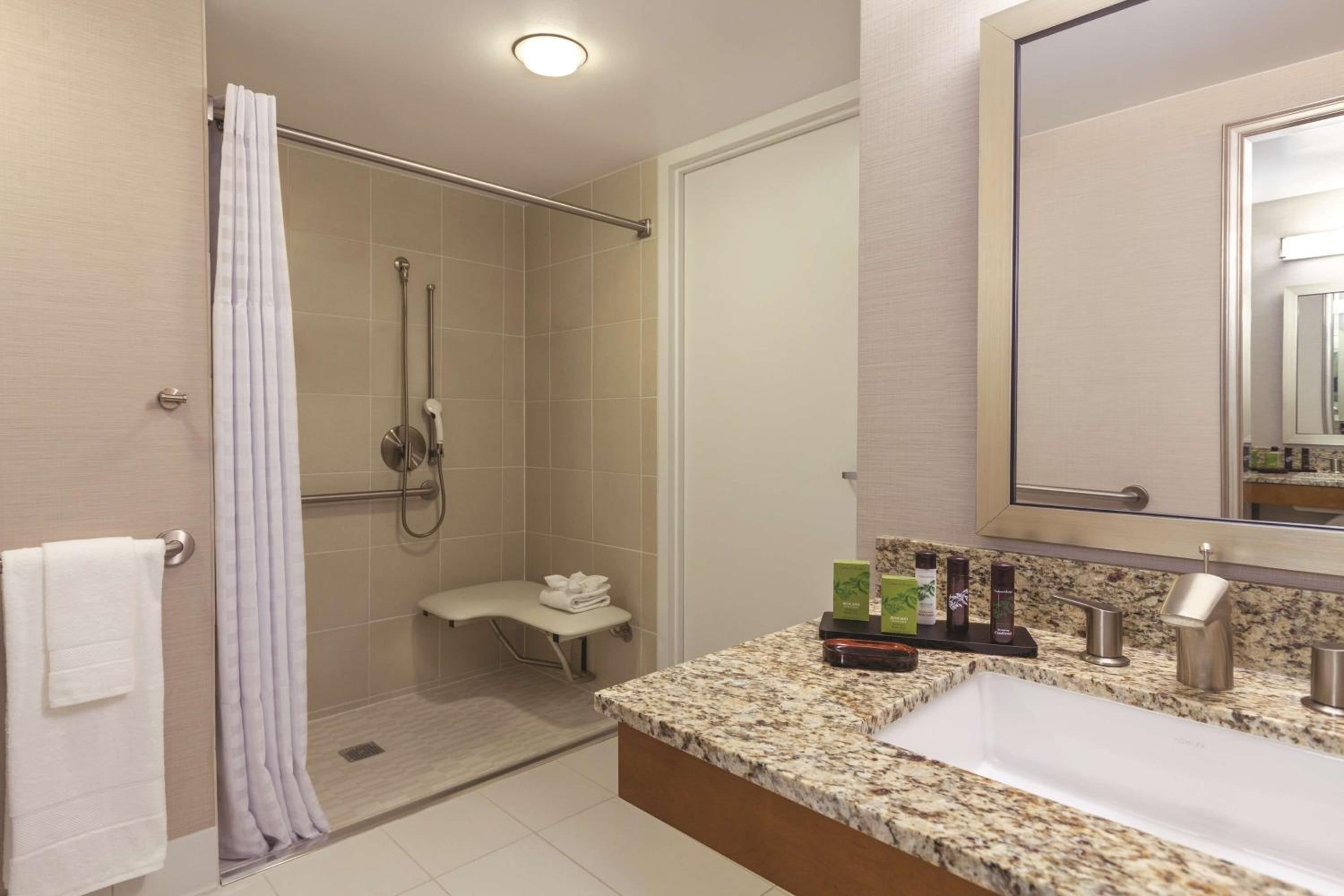 Suite with Two Double Bed - Mobility/Hearing Accessible - Non-Smoking - Photo 4