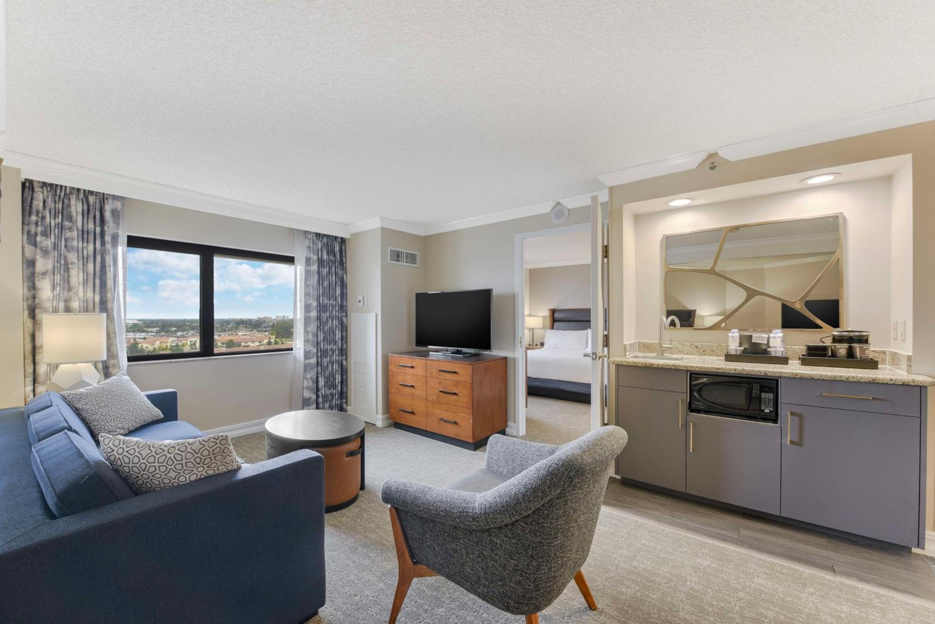 One Bedroom Family Suite - Non-Smoking - Photo 2