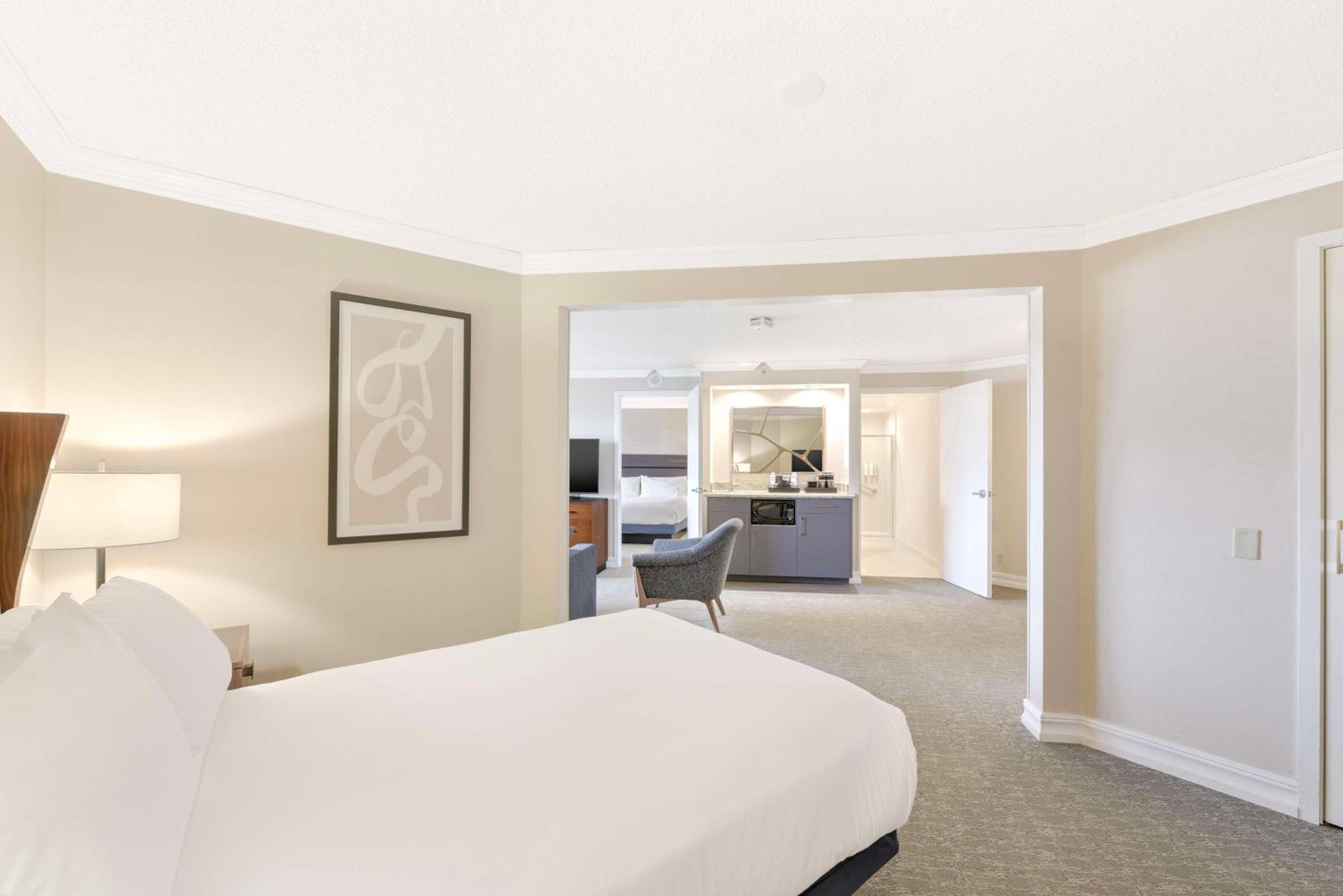 One Bedroom Family Suite - Non-Smoking - Photo 3
